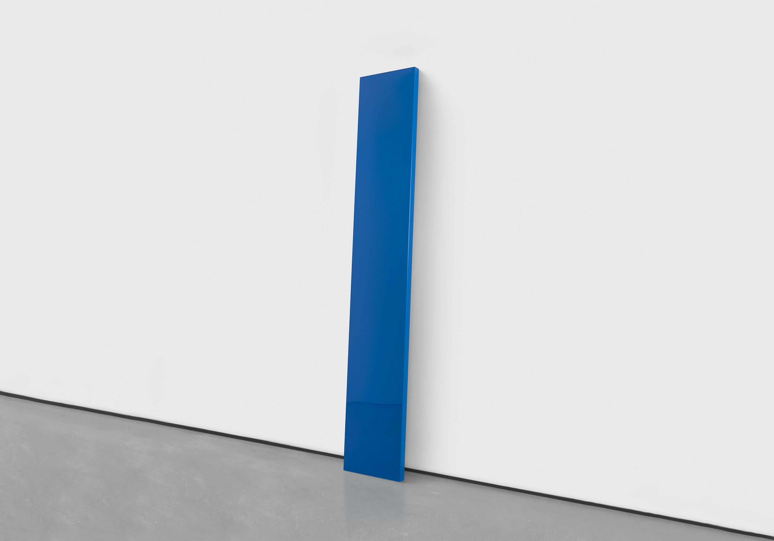 An untitled sculpture by John McCracken, dated 1982.