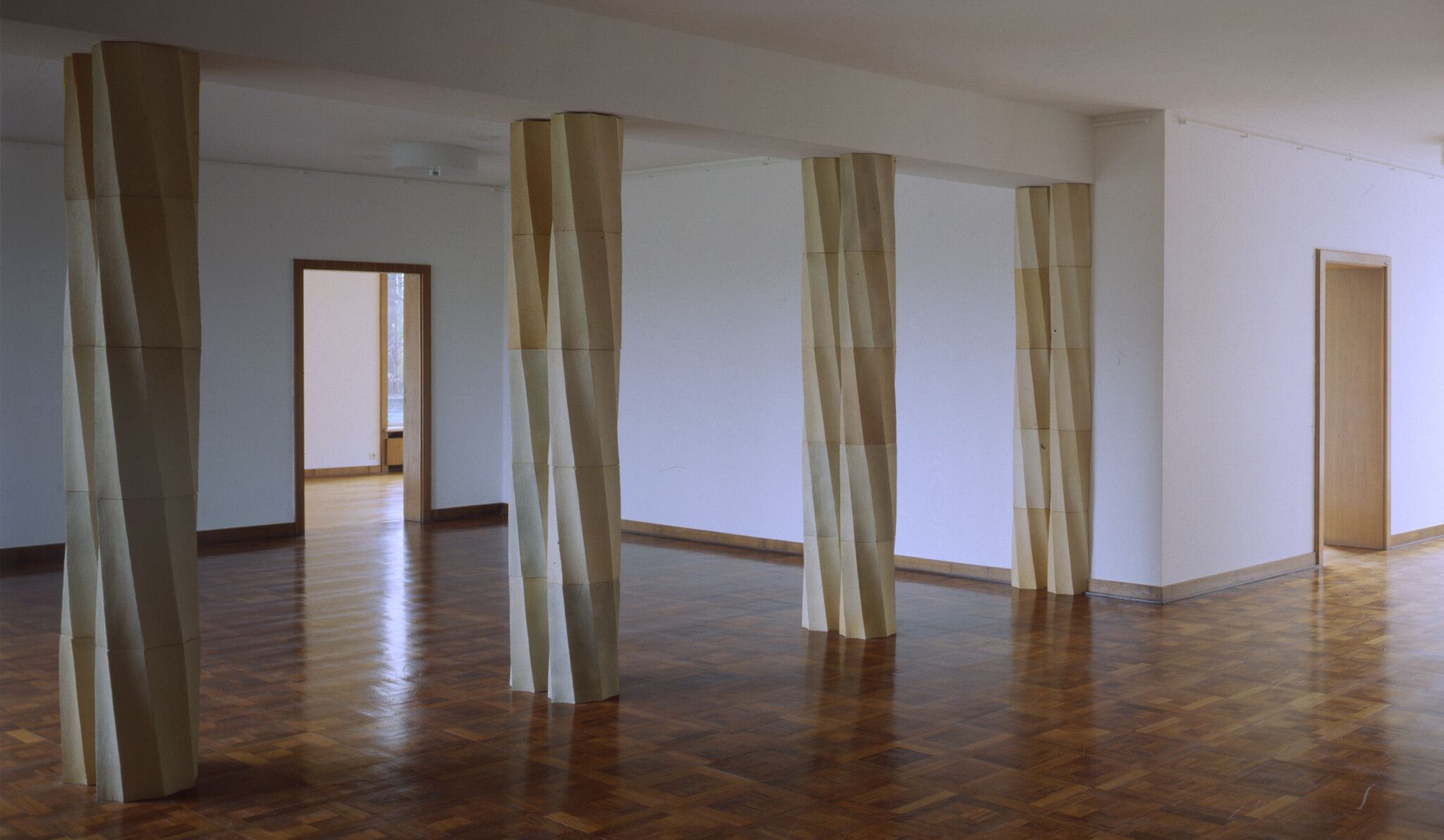 Installation view, Juan Muñoz Arbeiten, Museum Haus Lange, Krefeld, Germany, 1988–1990
