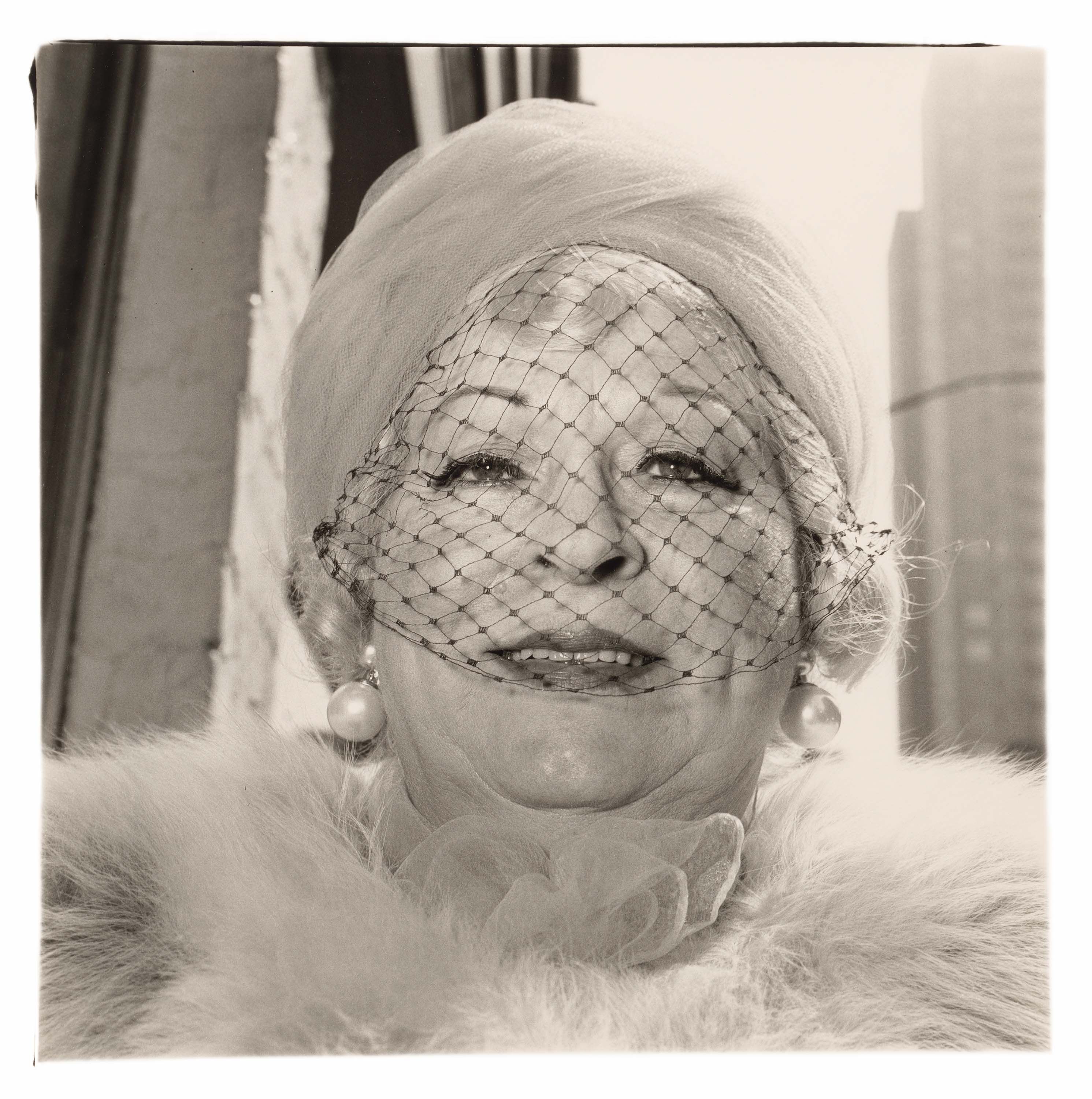 写真　Diane Arbus Diane Arbus: Woman with a veil on Fifth Avenue, N.Y.C. 1968