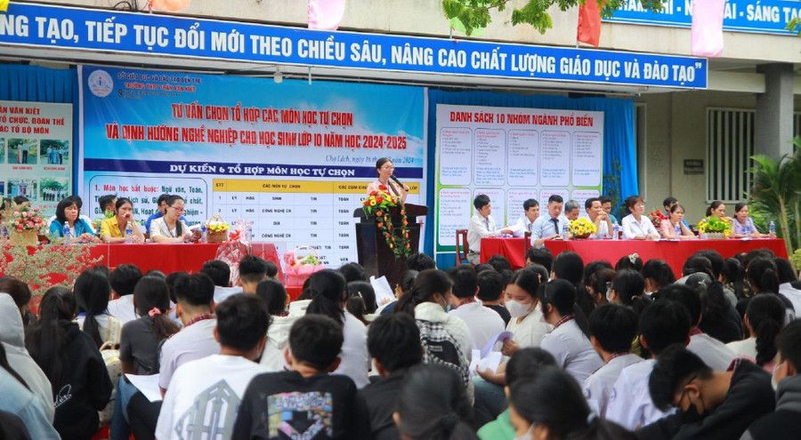 Trường THPT Trần Văn Kiết (Bến Tre) tư vấn lựa chọn tổ hợp môn học cho học sinh khối 10 năm học 2024 - 2025. Ảnh: CTV