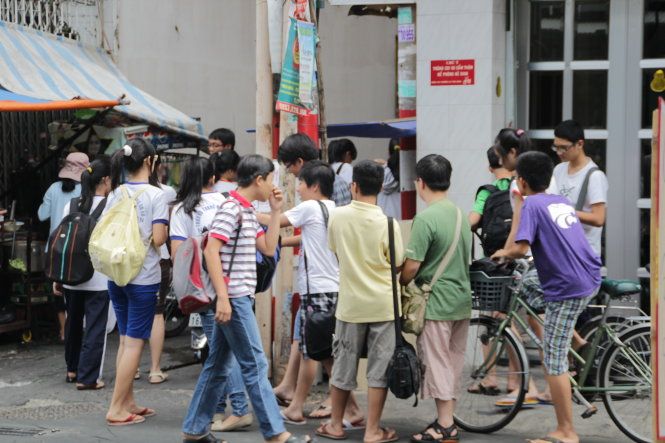 Hình ảnh bên ngoài của một lớp học thêm dưới ánh nắng 40 độ