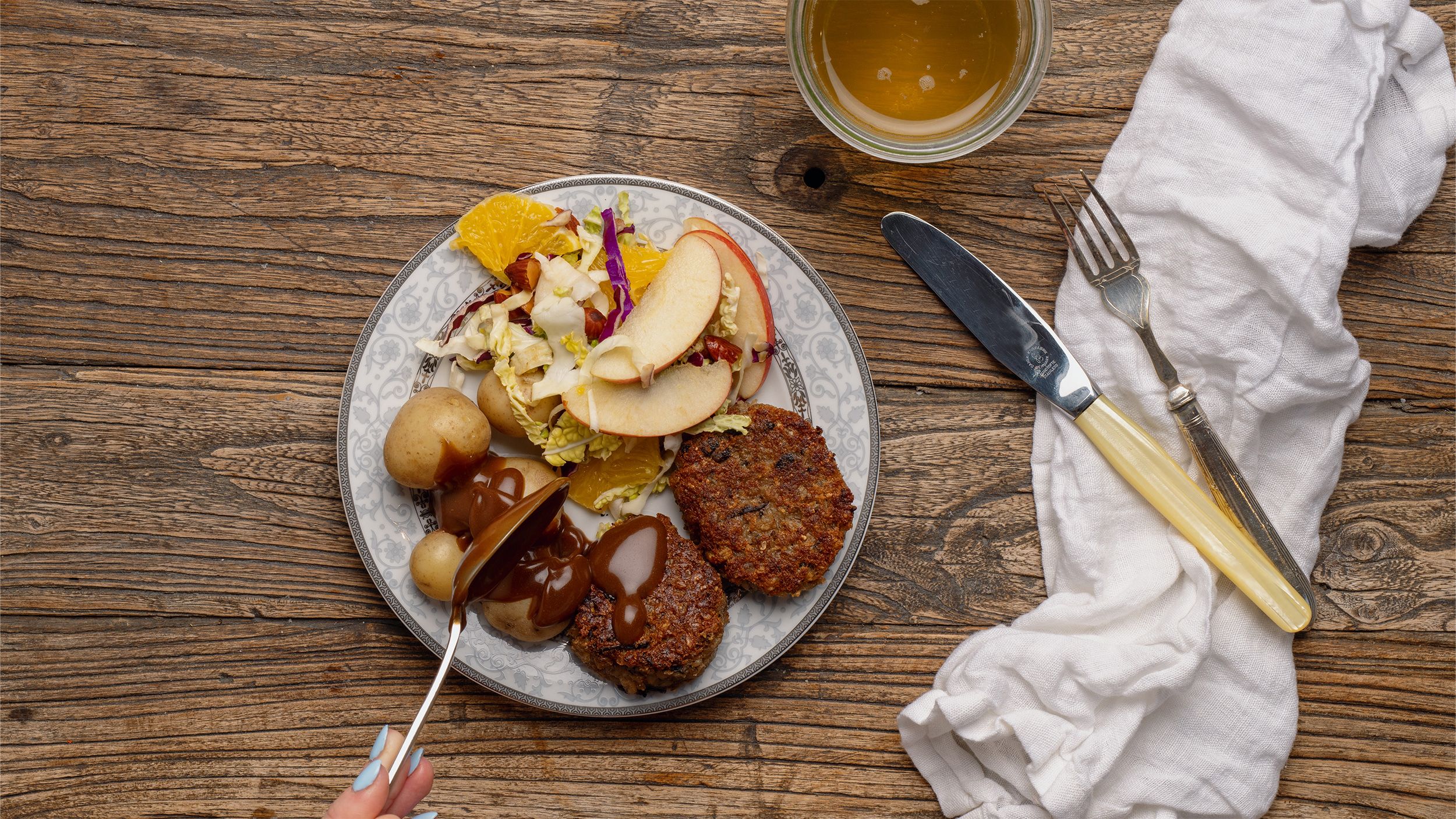 Grøddeller Med Brun Sovs, Kartofler Og Salat