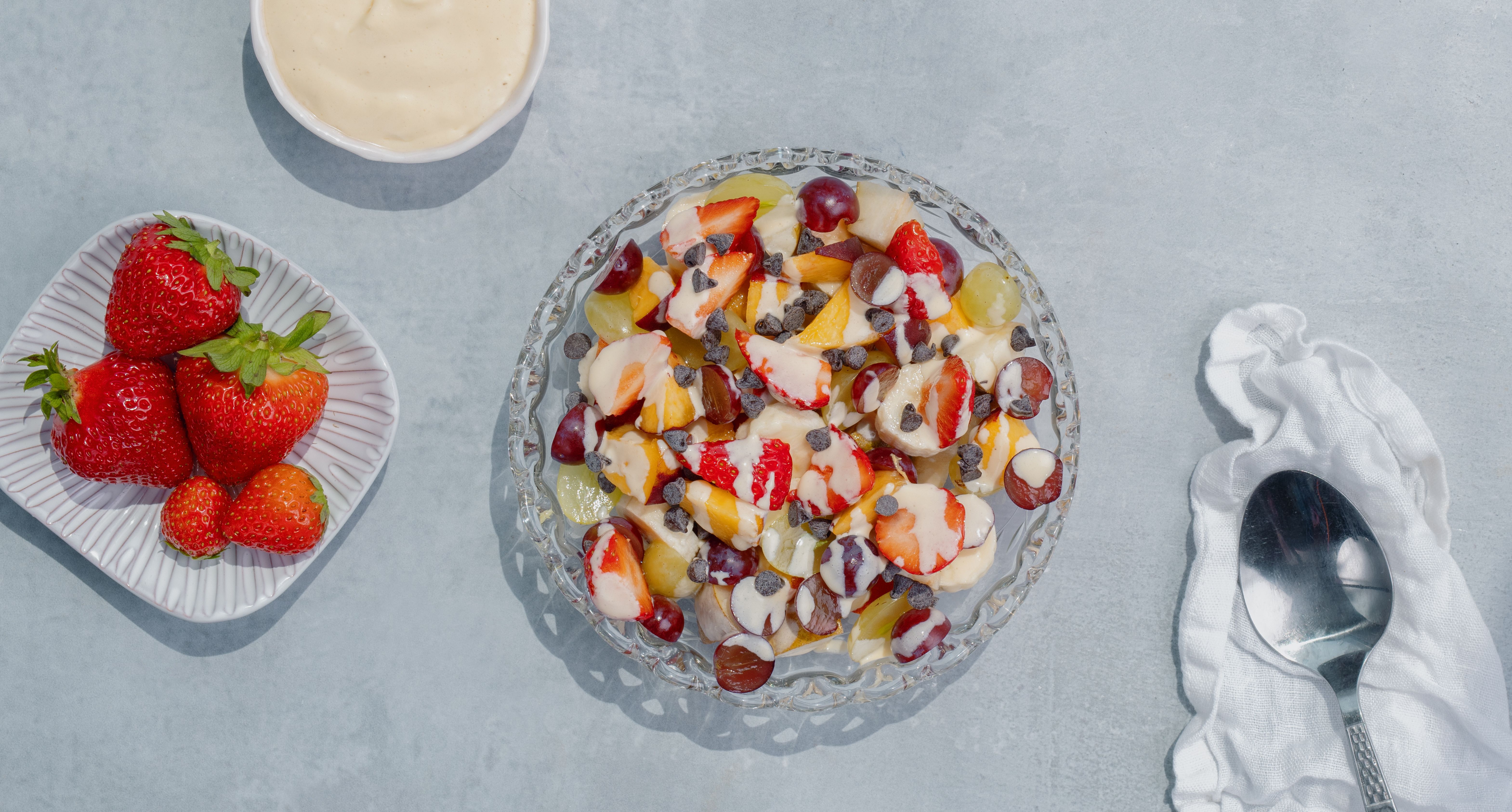 Frugtsalat Med Chokodrops Og Karamelskums-råcreme