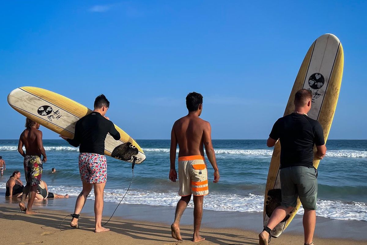 Surf en Zipolite: Navegando las Olas de México