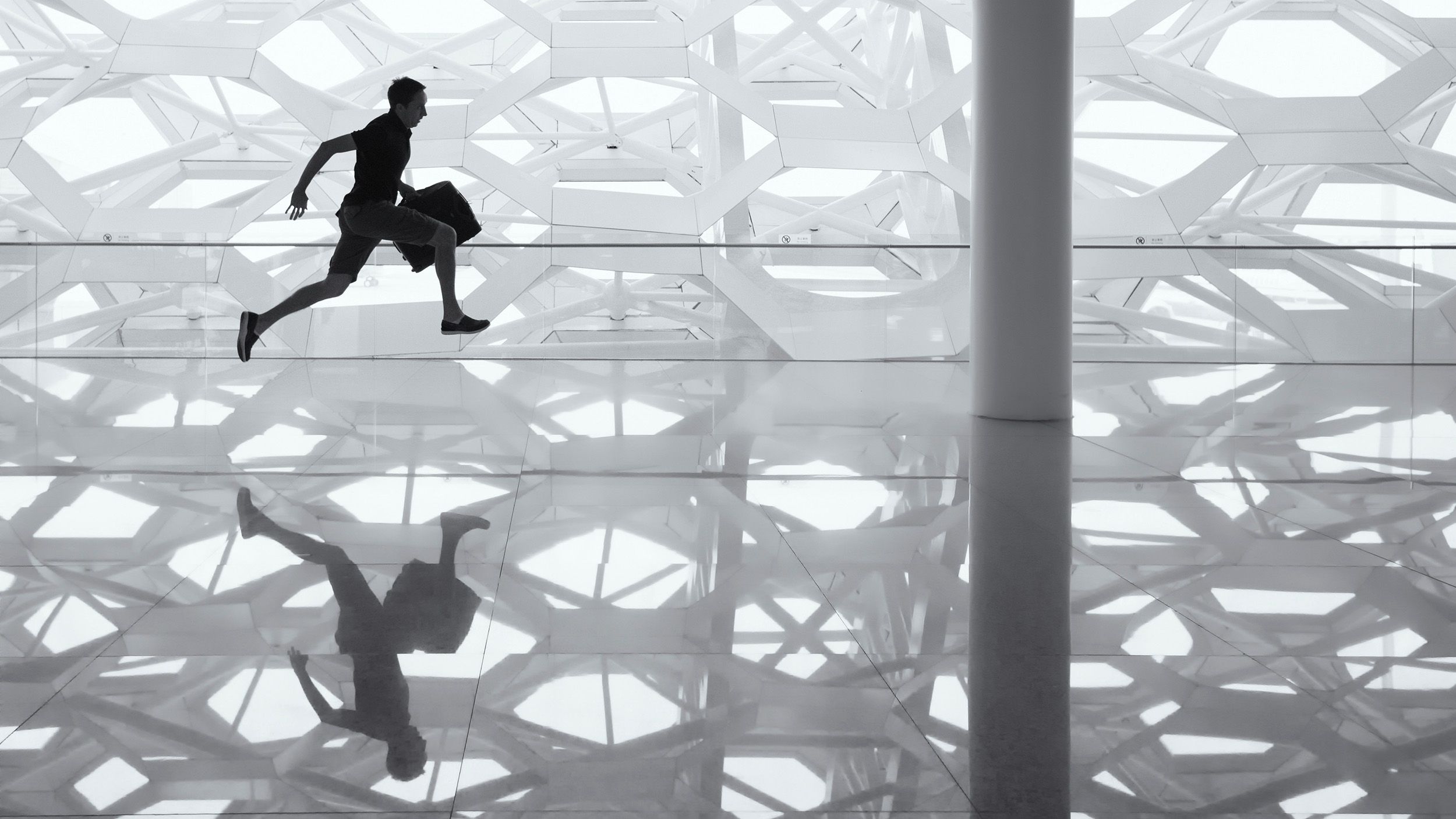 Cost-Speed Economics 2.0. How AI-Powered Freelancers Outrun Big Agencies