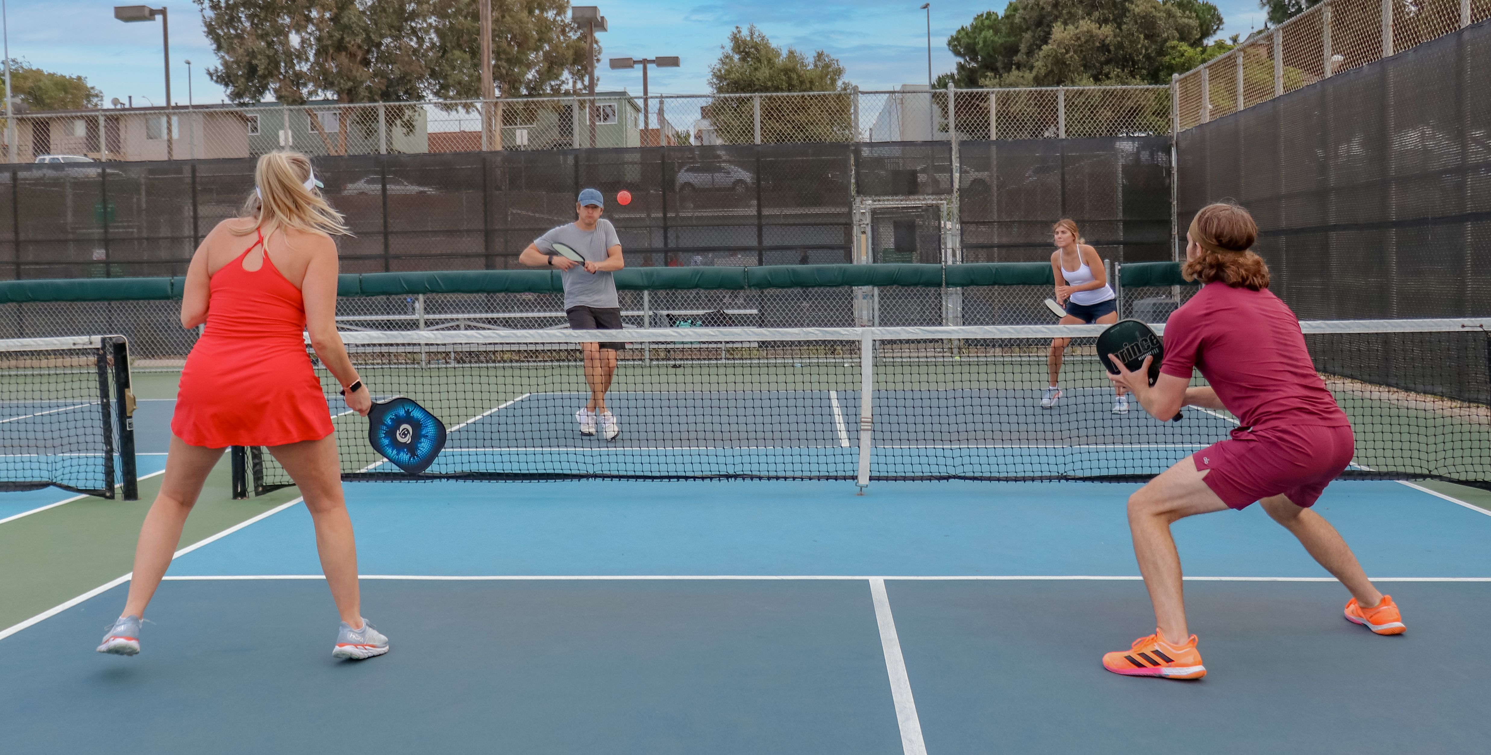 Platform, paddle, pop, padel tennis and pickleball - What's the difference,  which and where to play?