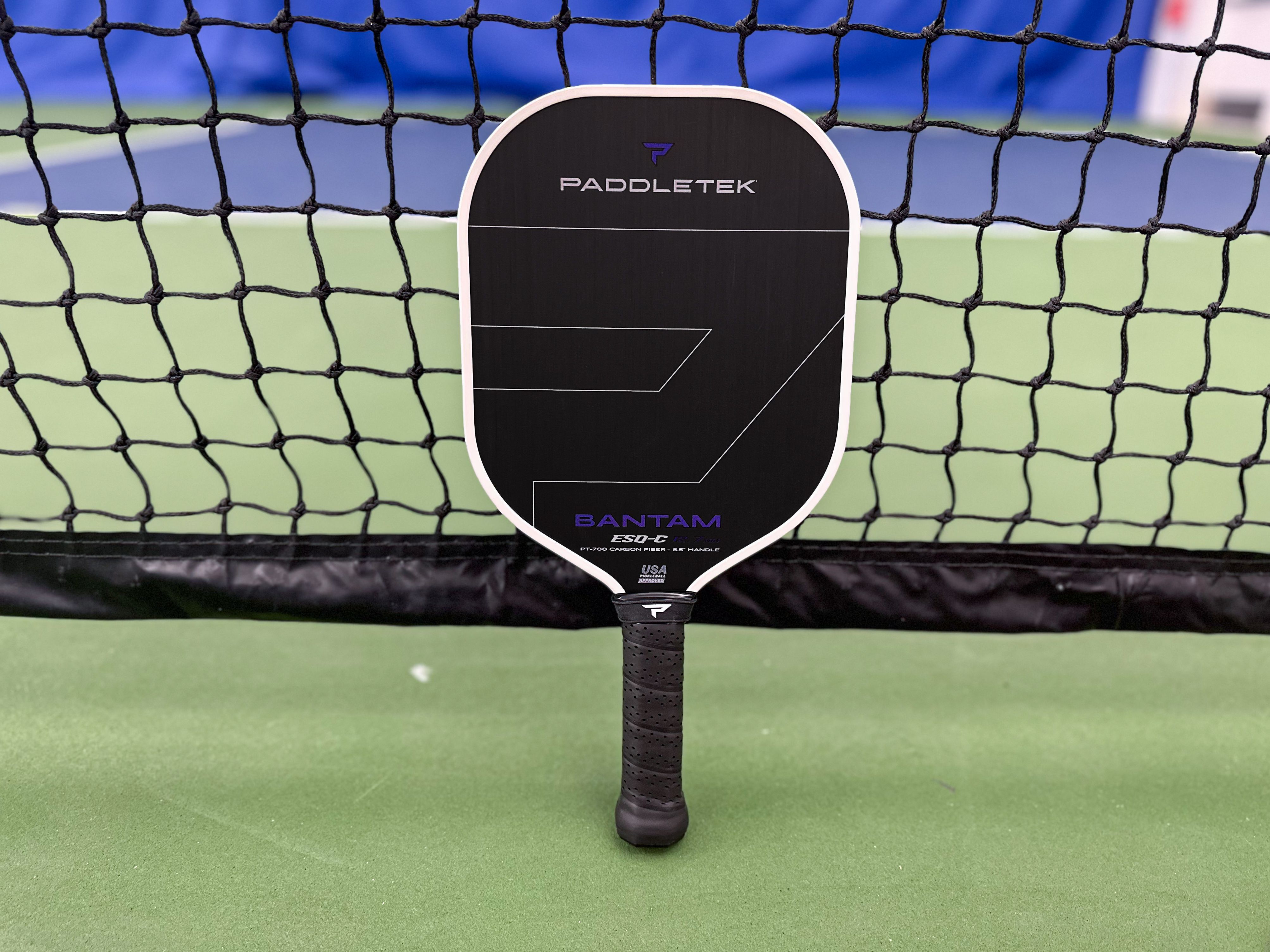 Đánh giá vợt Pickleball Paddletek Bantam ESQ-C Hinh anh 2: Vot pickleball Paddletek Bantam ESQ-C voi thiet ke soi carbon va loi polyme