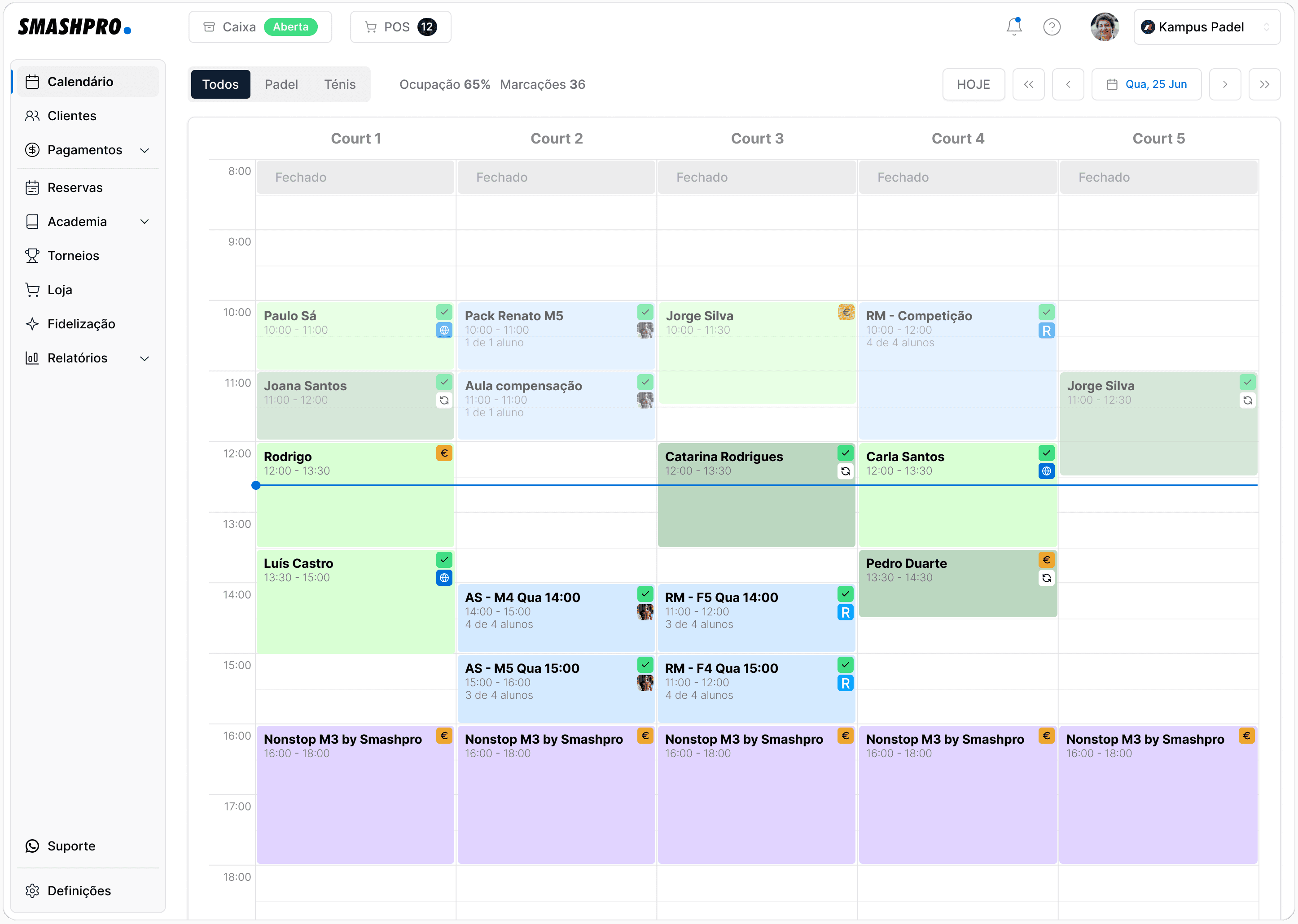 Clube de padel novo com campos panorâmicos cobertos ao fim do dia