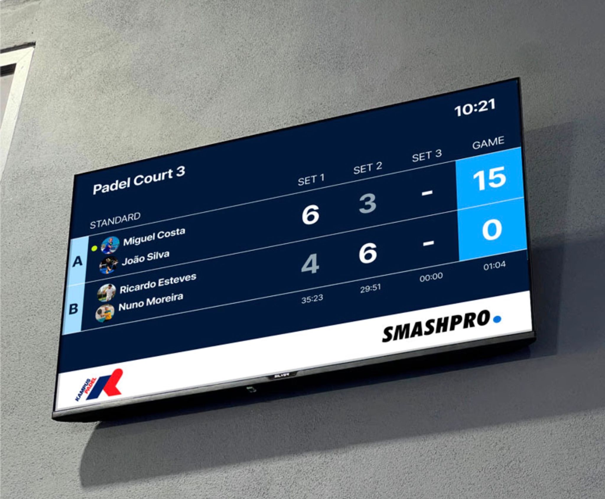 Scoreboard numa TV junto a um campo de padel com nomes dos jogadores, pontos, sets e patrocinadores do clube