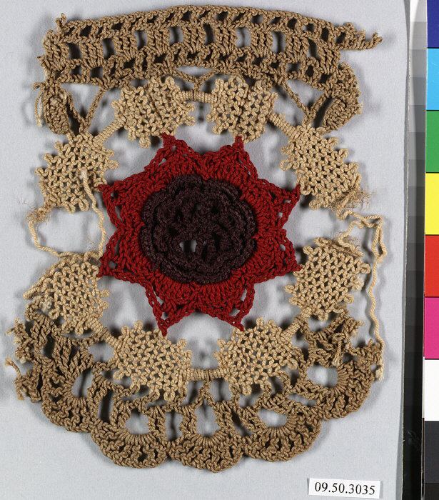A crochet sample in beige and red-brown thread. A red eight-pointed star with a dark brown rosette at its center sits in a ring of beige mesh patches, with an open-work band along the top and scallops at the bottom.