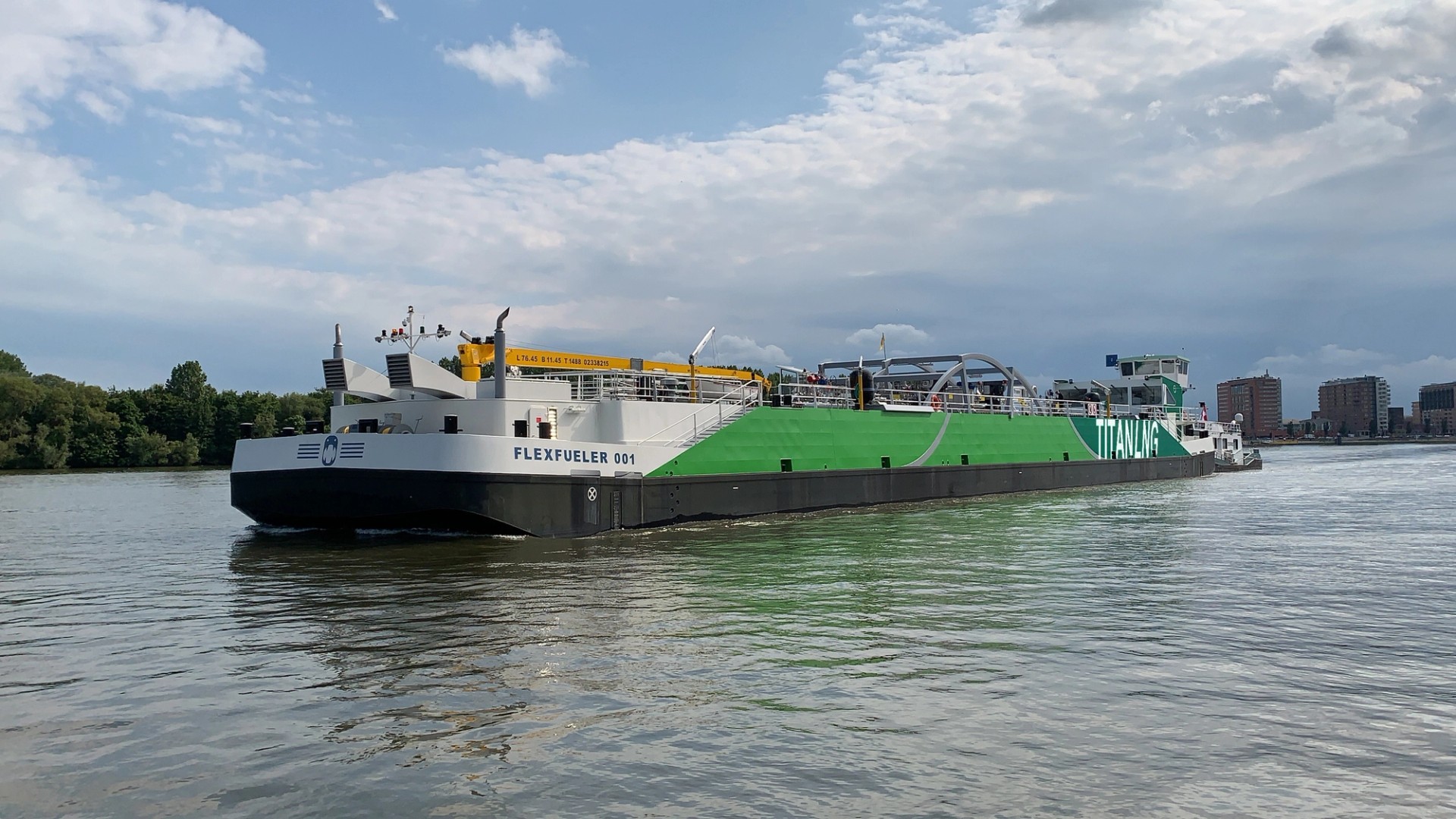 Faster, smarter, cleaner: uniek bunkerschip Flexfueler 001 gedoopt ...