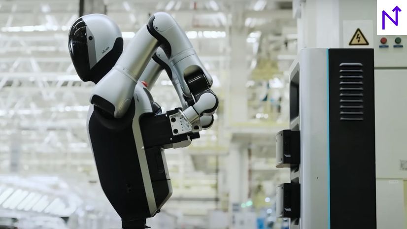 Chinese Autonomous Robot Swaps Battery