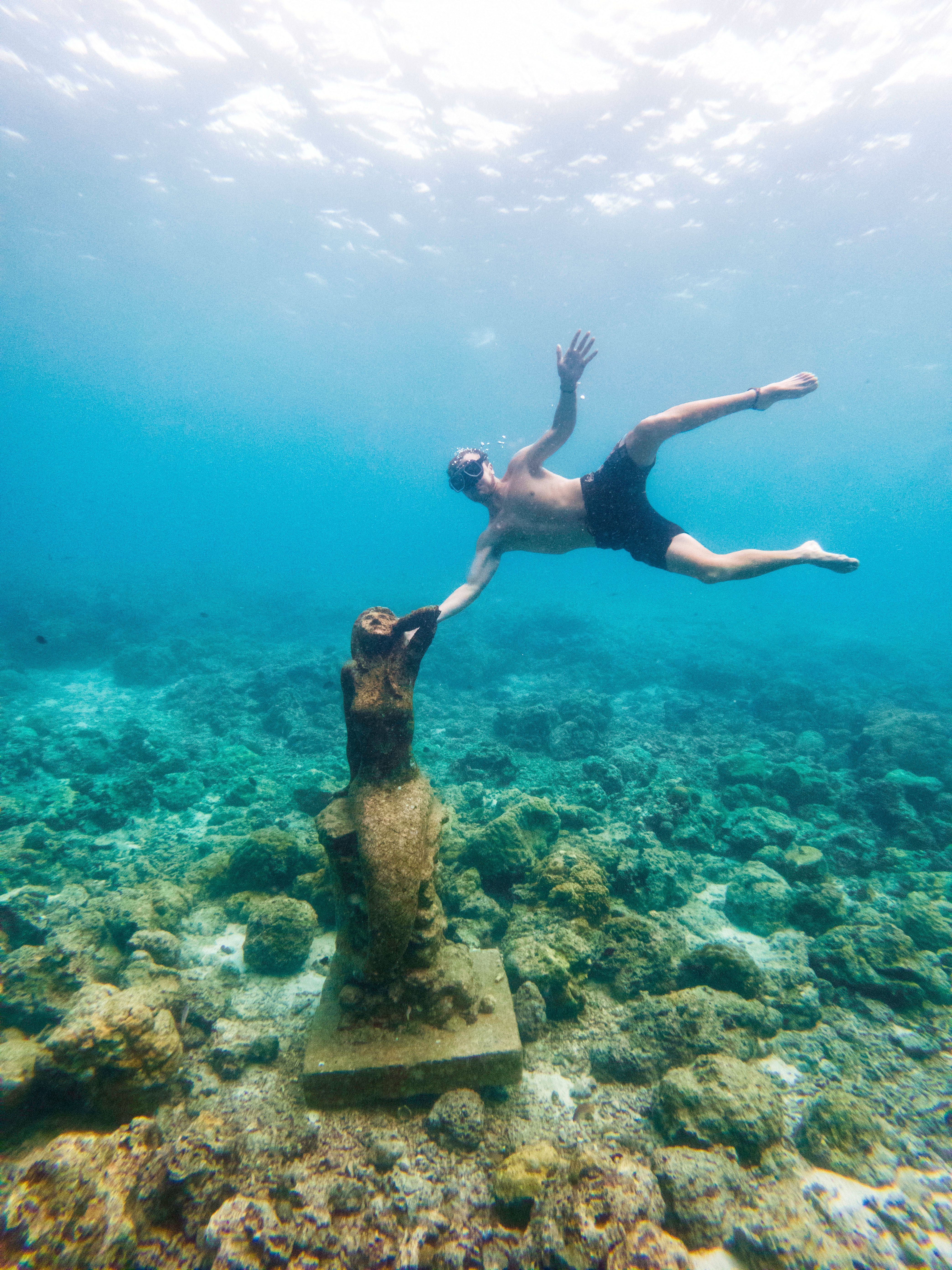 Philippines snorkelling statues