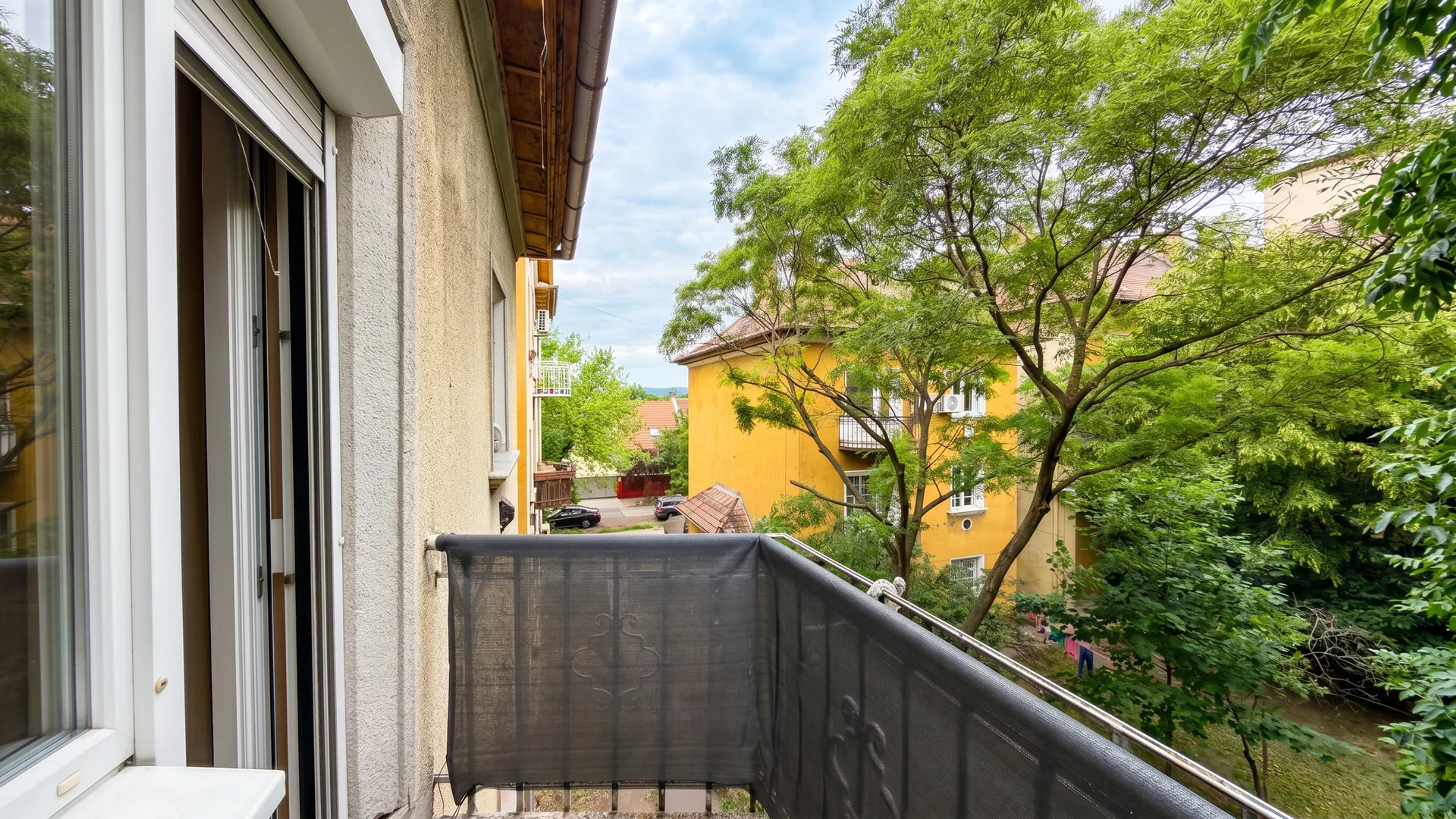 Pöltenberg Ernő utca, Lakás – erkély kertre nezo