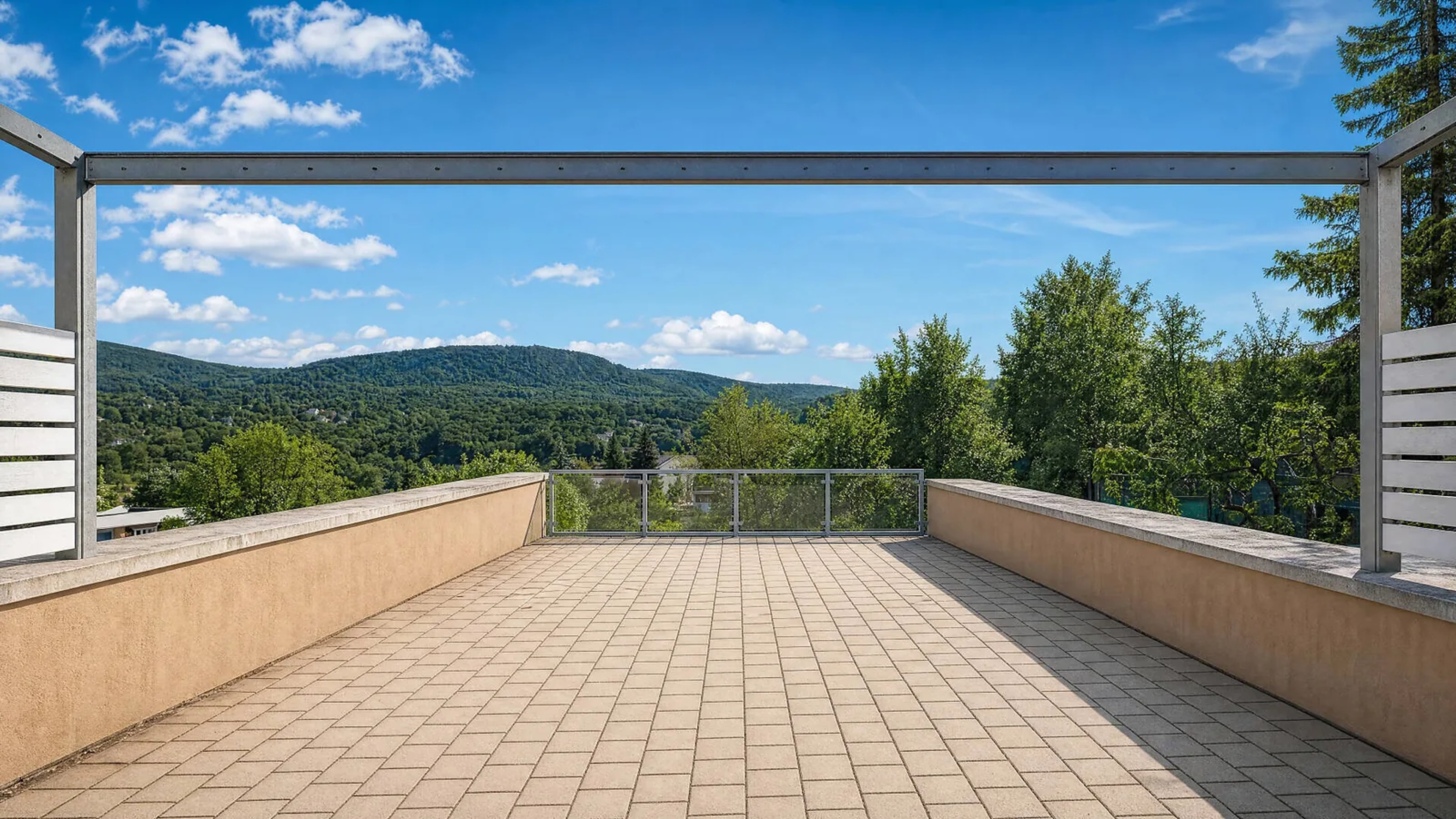 Üröm, Lakás – nagy terasz panorama