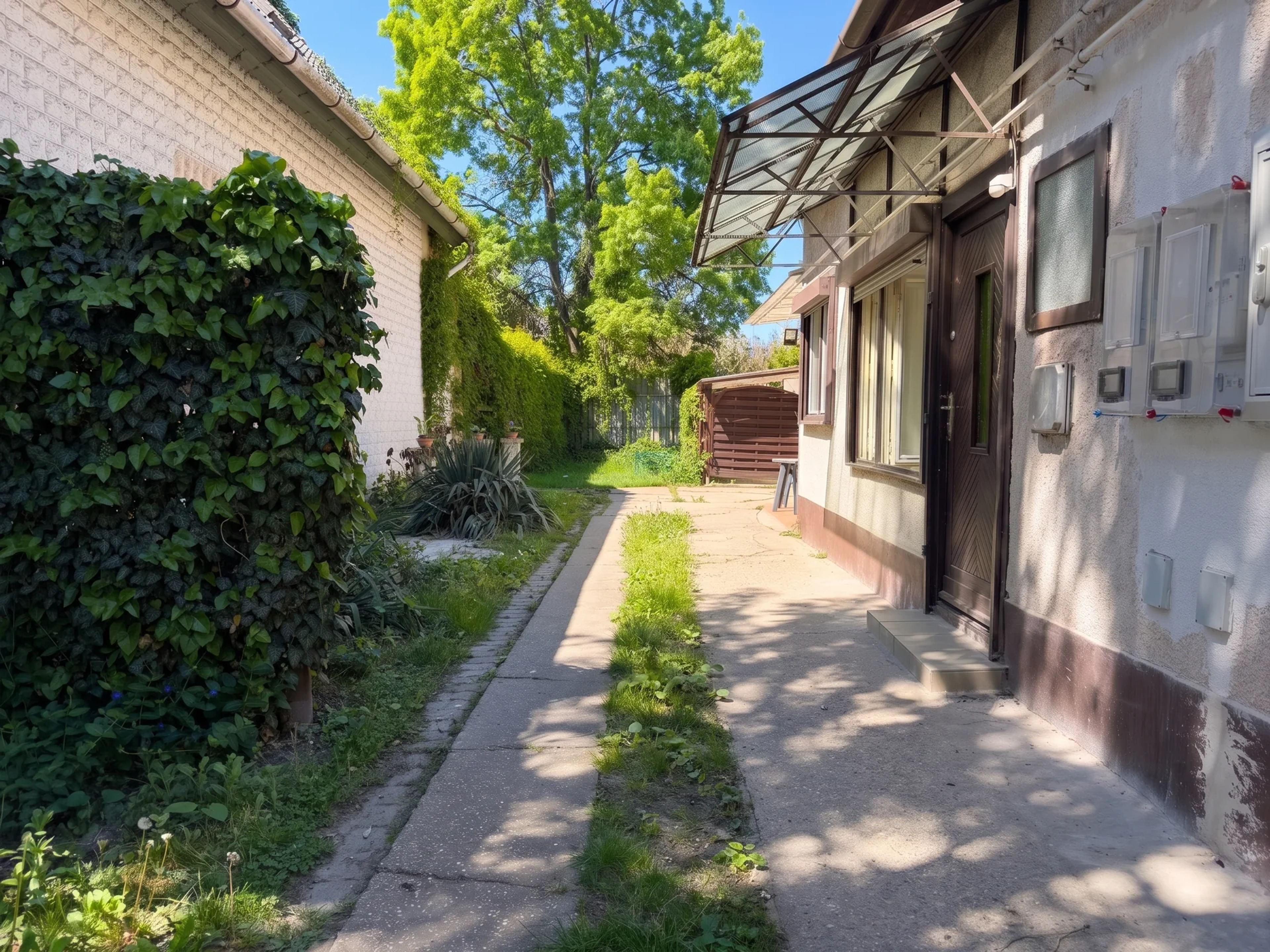 Árpád utca, Családi ház – udvari bejárat