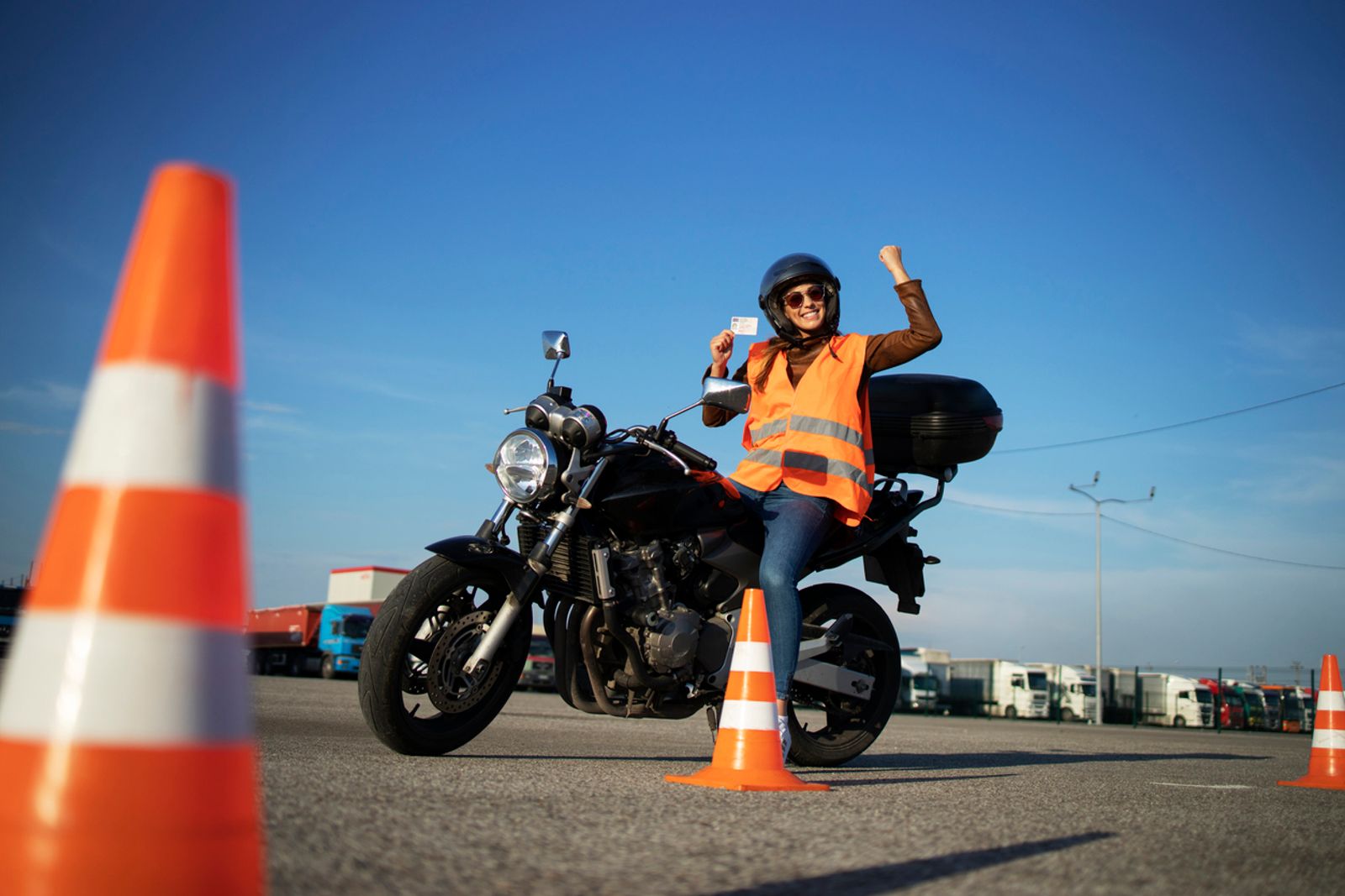 Ei dame som nettopp har fullført førerkortet på motorsykkel.