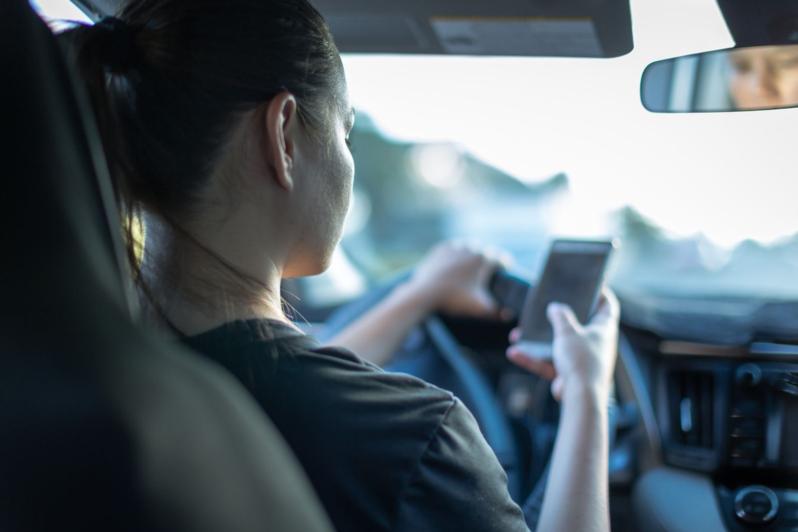 Person som bruker mobilen
