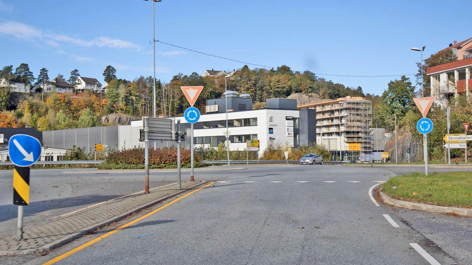 En rundkjøring med vikepliktskilt som gjelder for alle trafikanter.