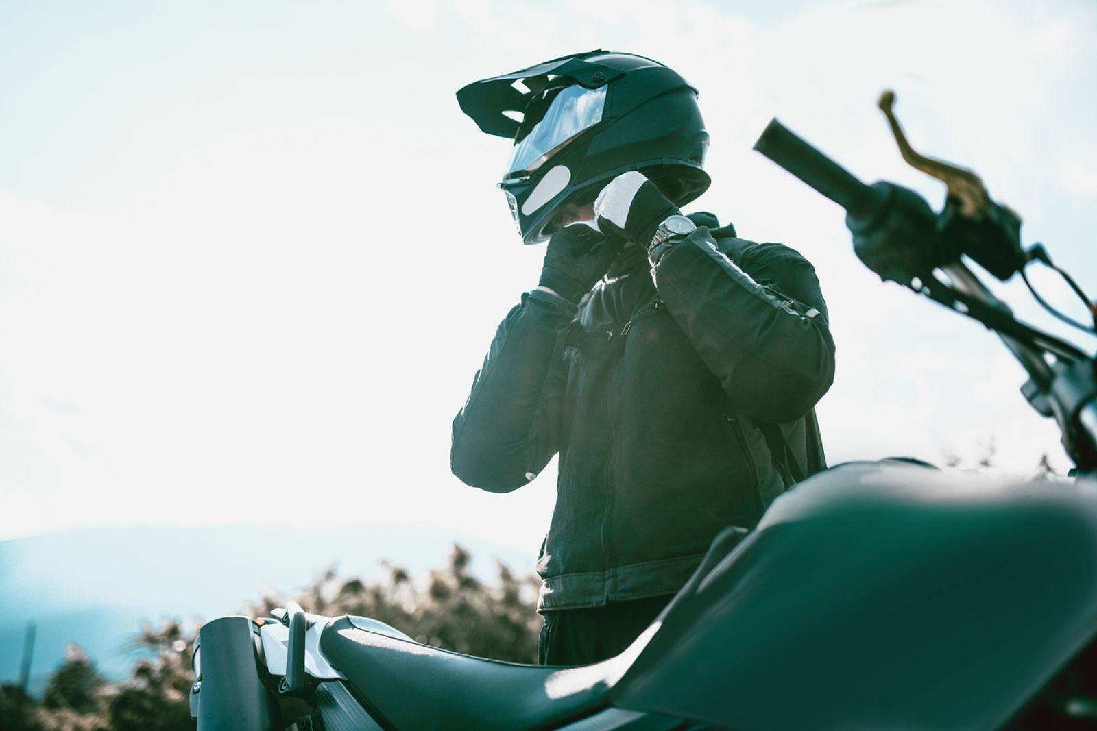 En motorsyklist som skal øvelseskjøre etter at han tok teorikurset hos Testen.no.