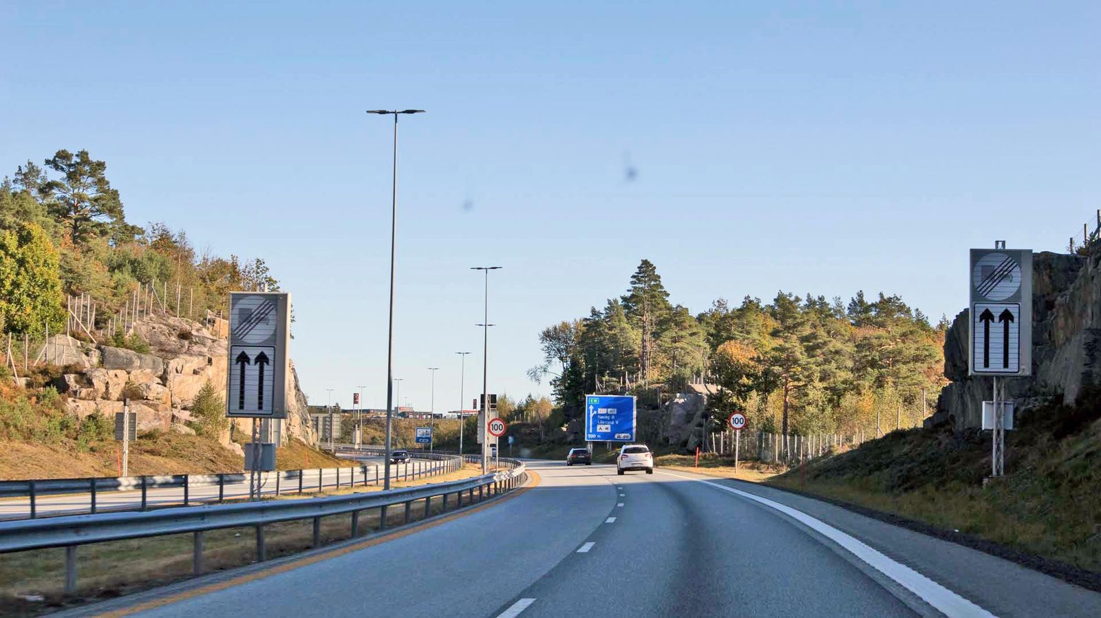 Kjørende som holder 3-sekundersregelen til bilen foran på en vei med 80 km/t i fartsgrense.