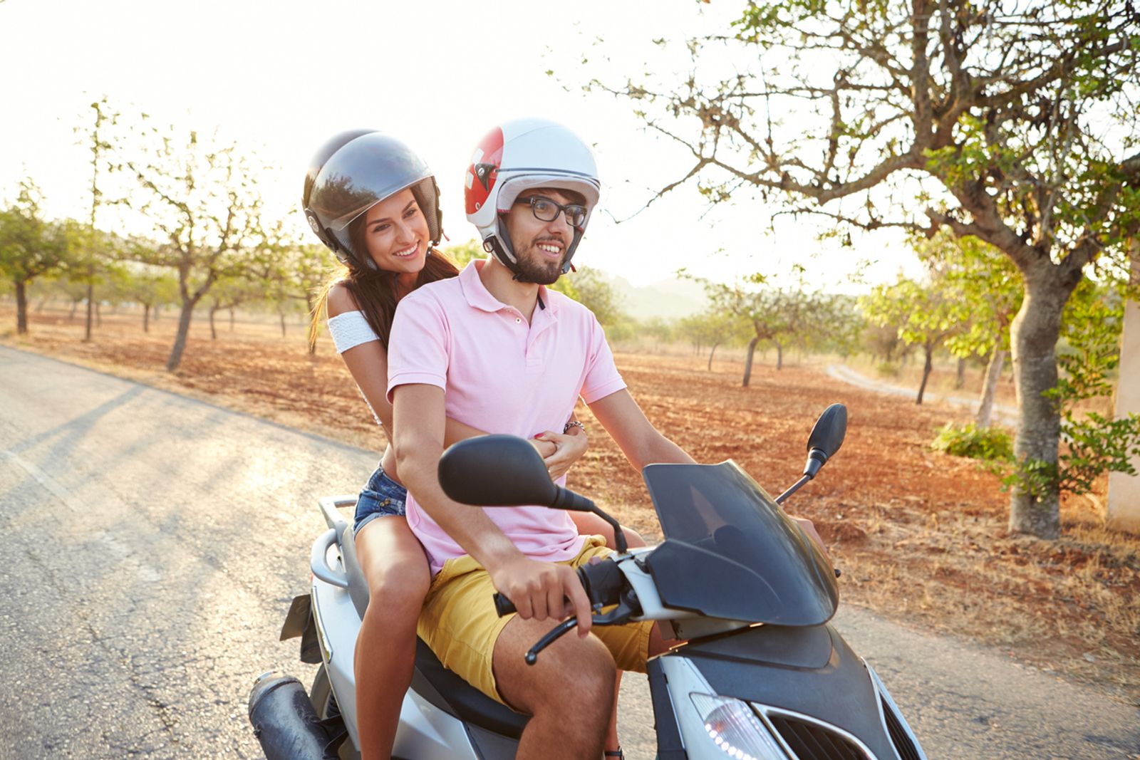 En mann og ei dame kjører rundt etter å ha lest hvordan bestå moped teoriprøven.