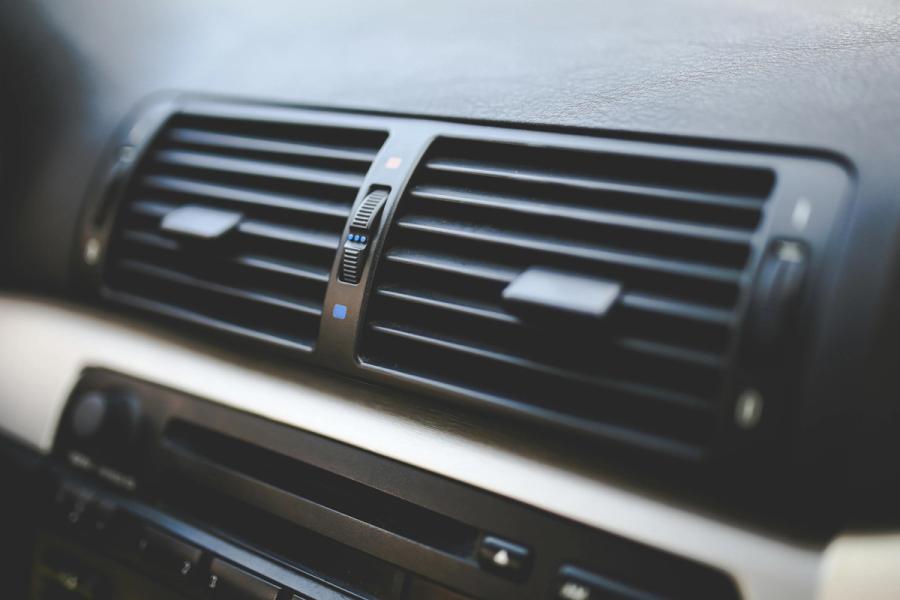 ¿Apagar el aire acondicionado realmente ahorra gasolina?