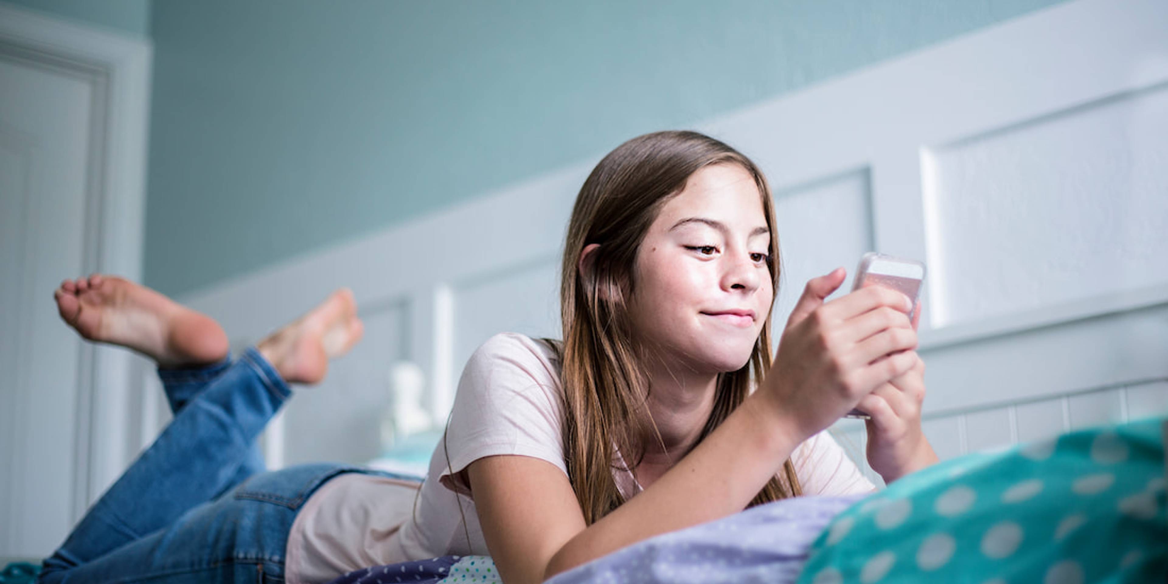 Navigating the feed: younger adolescents' reflections on algorithmically curated social media
