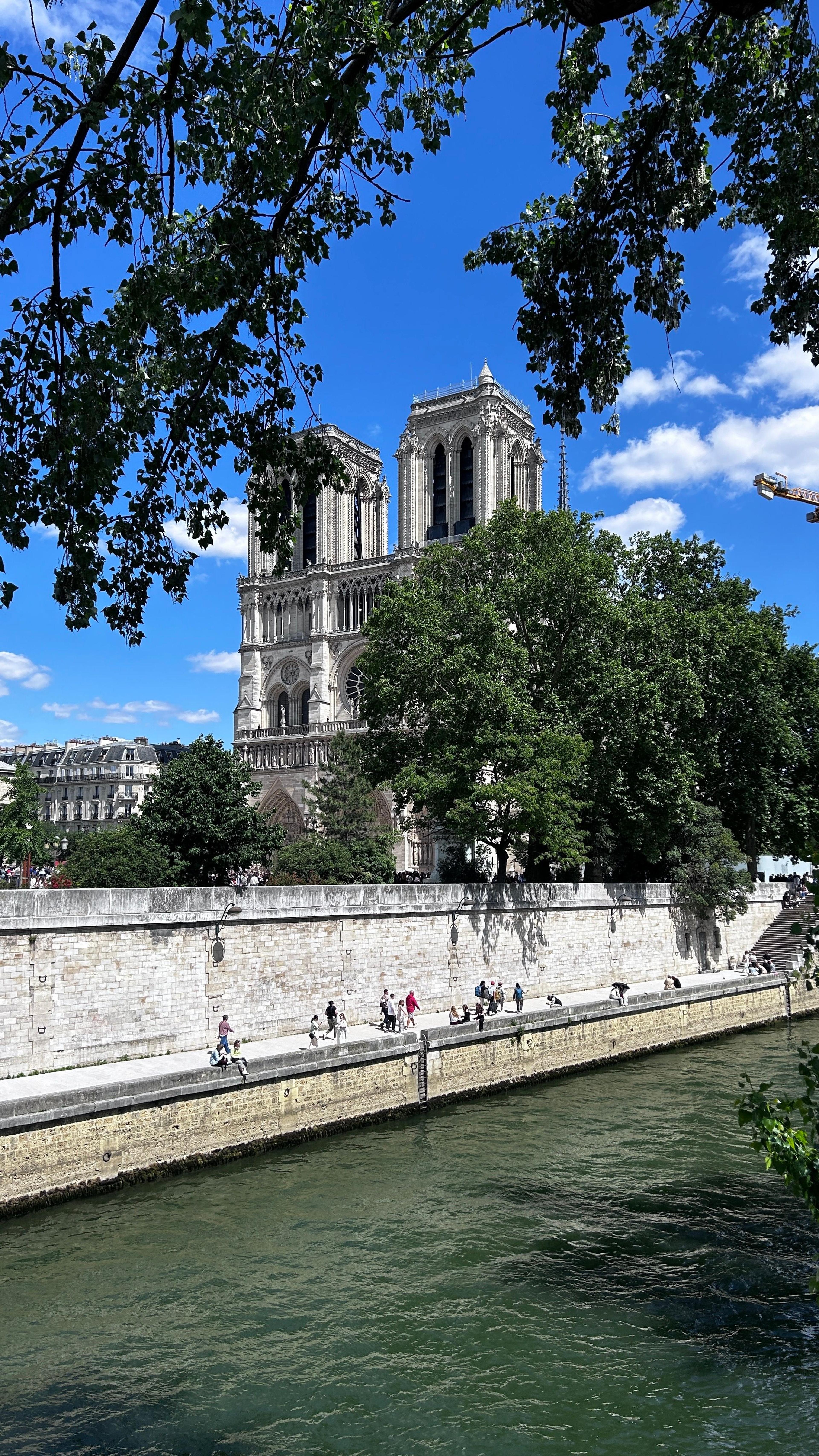 Notre Dame, Sainte-Chapelle & Conciergerie Outdoor Walking Tour thumbnail 5