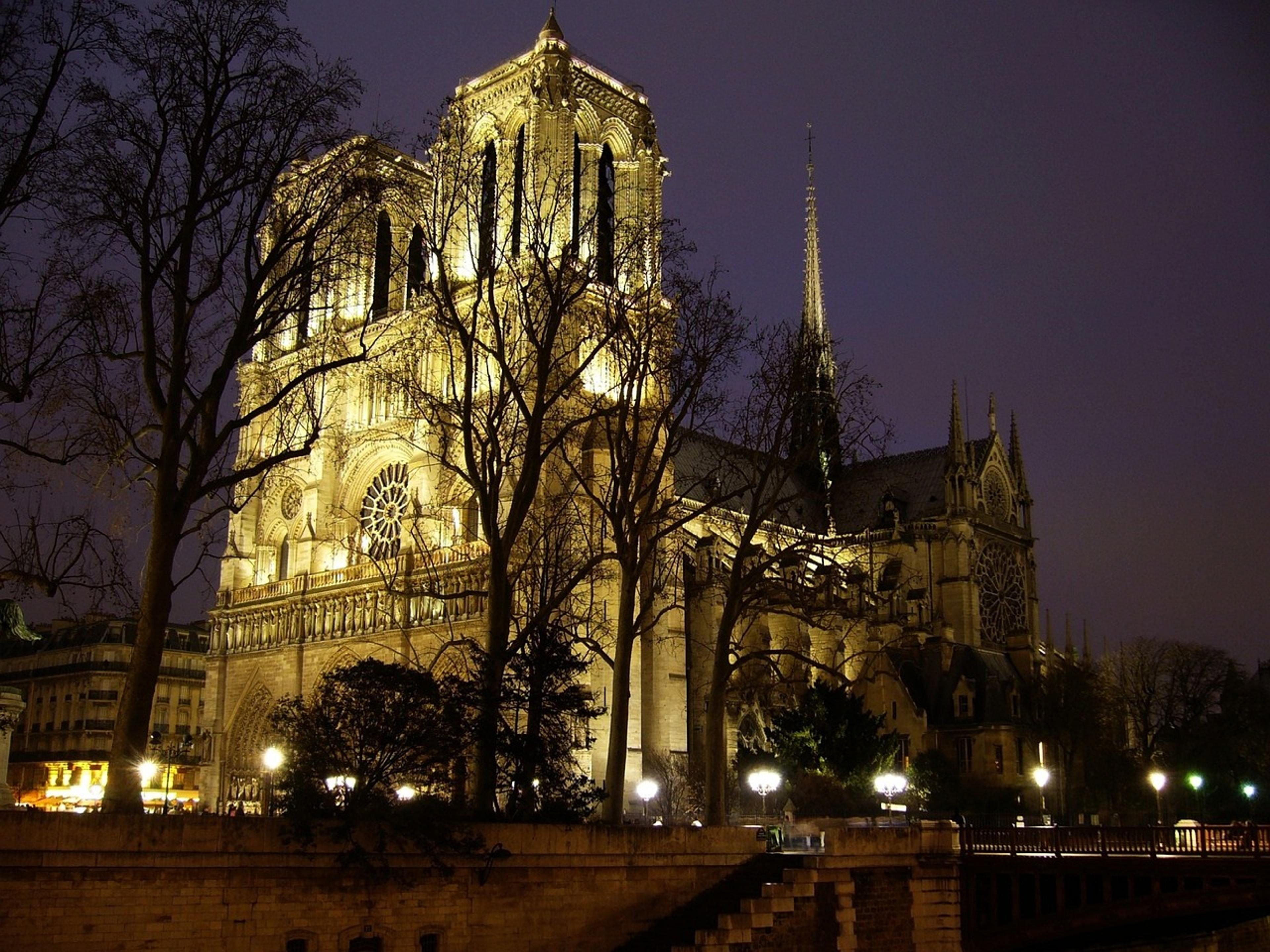 Notre Dame, Sainte-Chapelle & Conciergerie Outdoor Walking Tour thumbnail 16