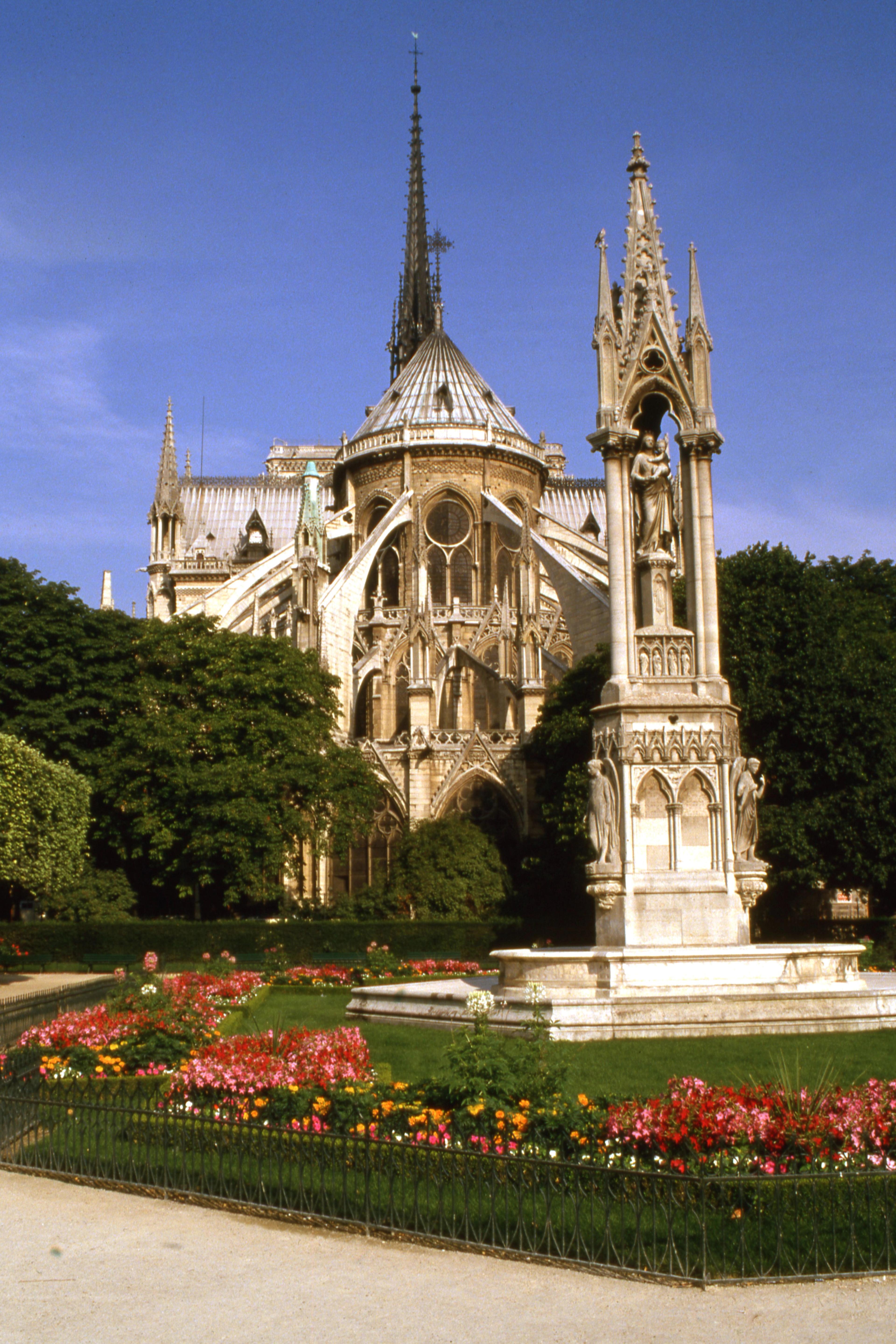 Notre Dame, Sainte-Chapelle & Conciergerie Outdoor Walking Tour thumbnail 3