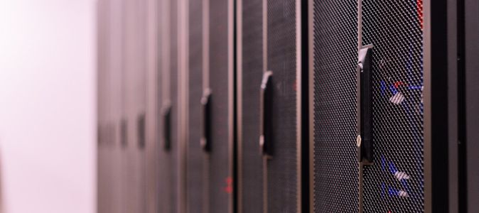 Hébergement informatique : pourquoi choisir un datacenter plutôt qu'un serveur dans vos locaux ?