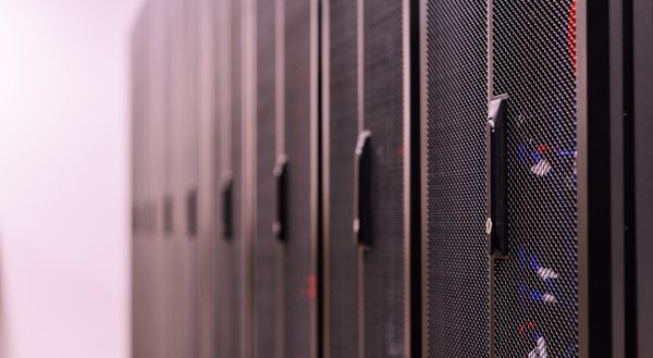 Hébergement informatique : pourquoi choisir un datacenter plutôt qu'un serveur dans vos locaux ?