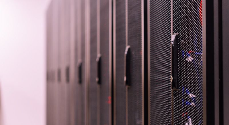 Hébergement informatique : pourquoi choisir un datacenter plutôt qu'un serveur dans vos locaux ?