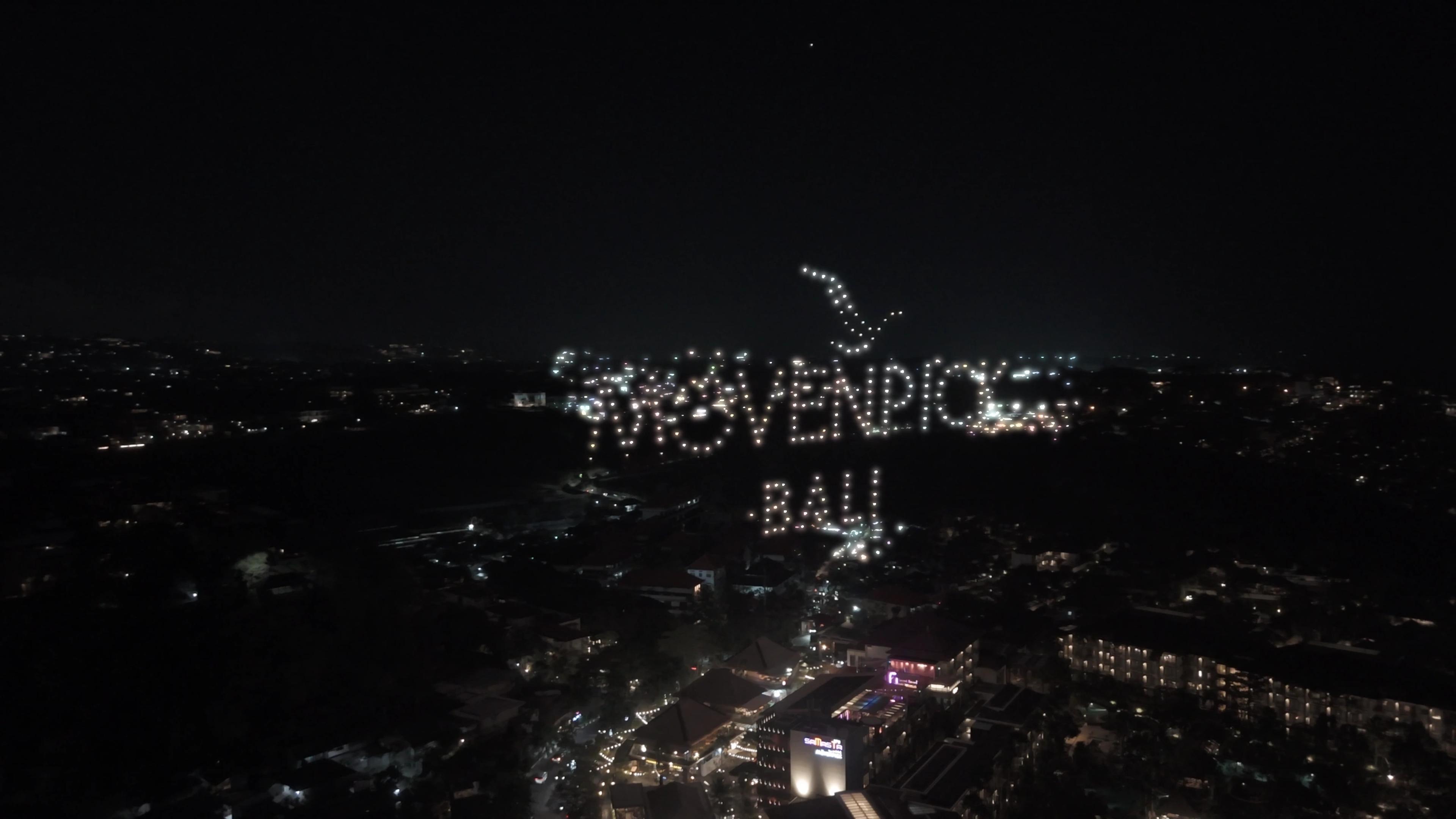 Logo Mövenpick Bali dibentuk drone di atas resort di Jimbaran.