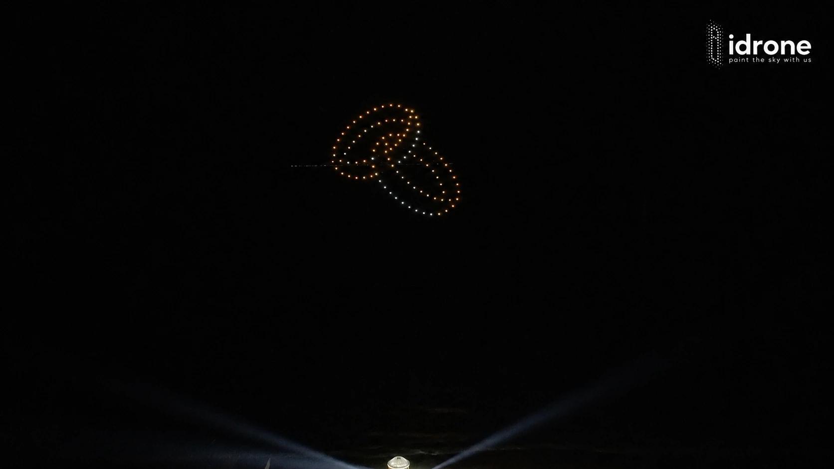 Formasi dua cincin bertaut pada drone show #LikiToTheMoon di Meru Hotel, Bali — iDrone.