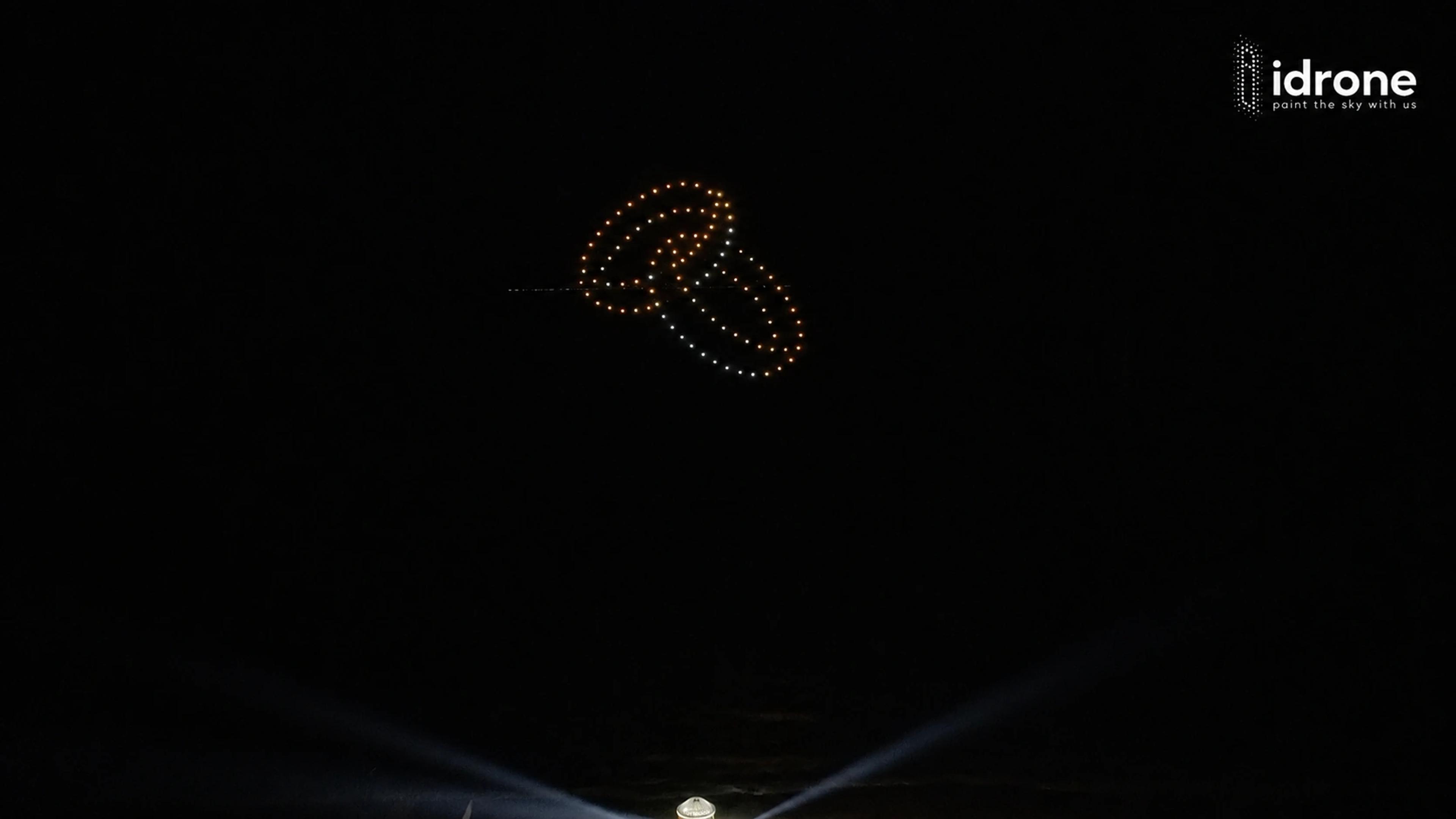 Formasi dua cincin bertaut pada drone show #LikiToTheMoon di Meru Hotel, Bali — iDrone.