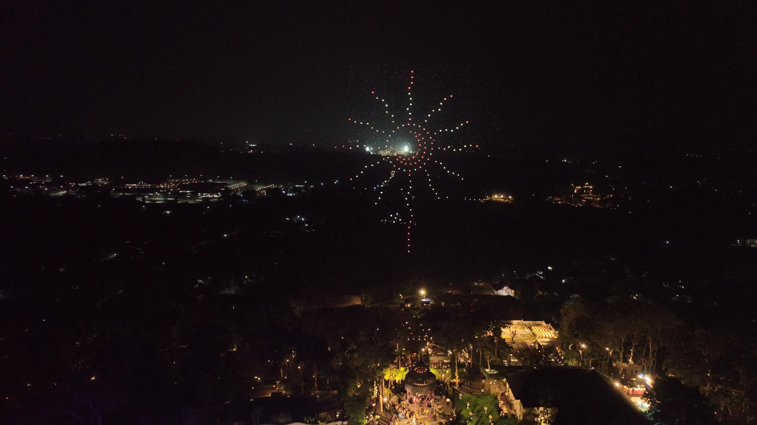 Formasi matahari dan bulan dari titik cahaya drone di langit Plataran Borobudur.