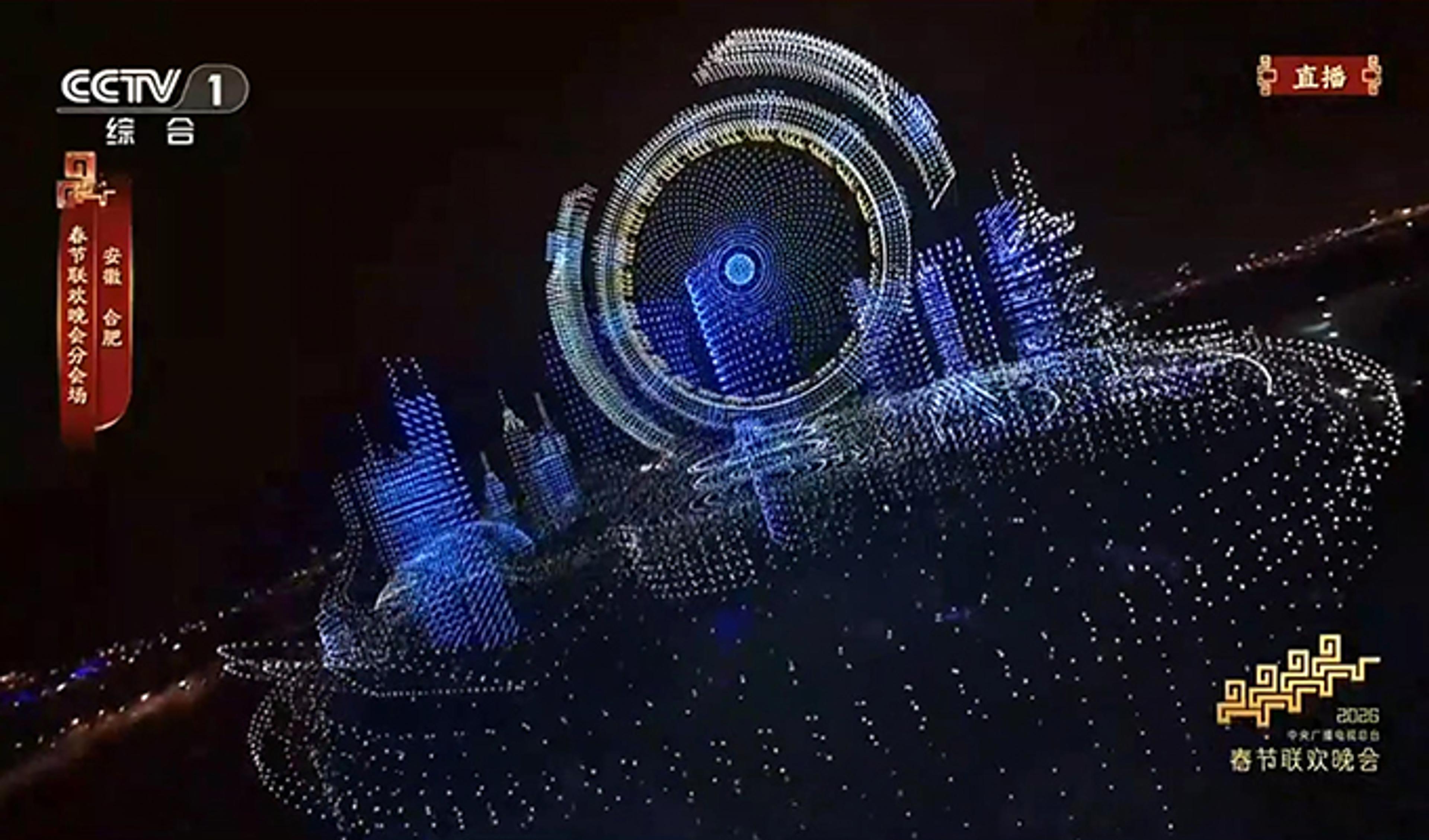 22.580 drone GD4.0 EHang Egret membentuk pola arsitektur Hui tradisional China di langit malam pada CMG Spring Festival Gala 2026, Hefei, China
