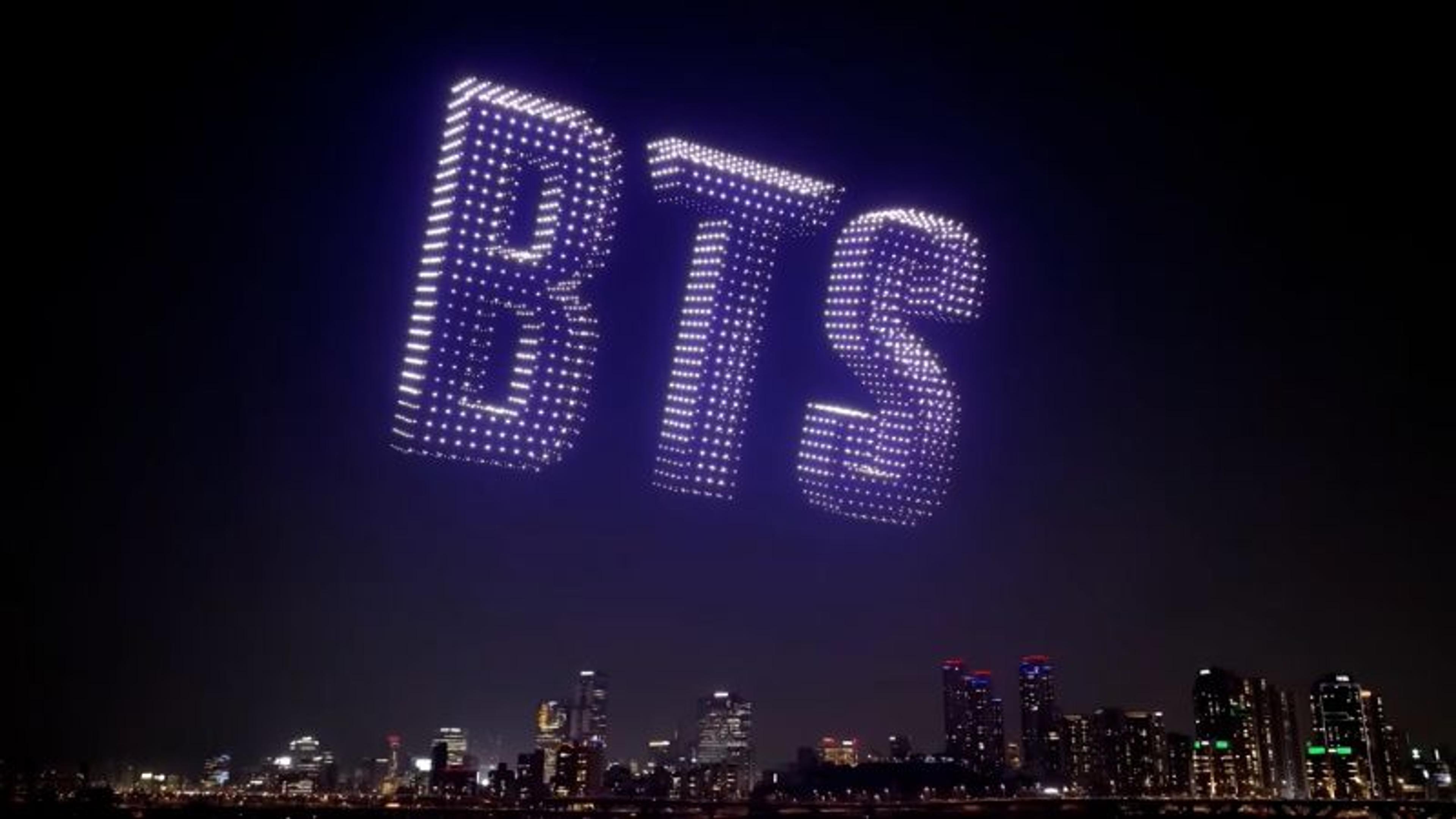 Drone show membentuk wajah tujuh anggota BTS di langit Seoul saat comeback Arirang, Maret 2026