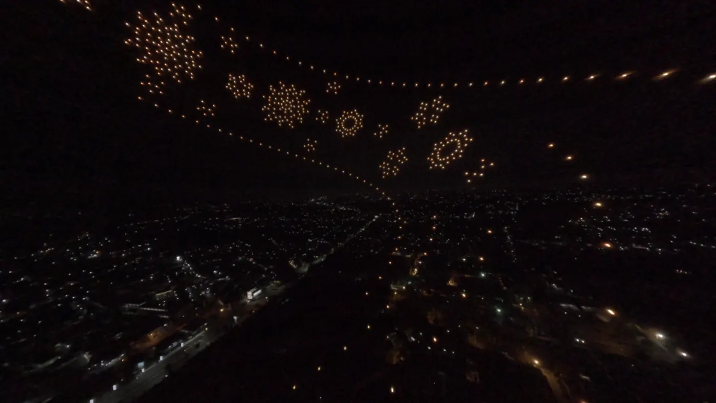 Drone show pribadi di atas Candi Prambanan saat malam hari