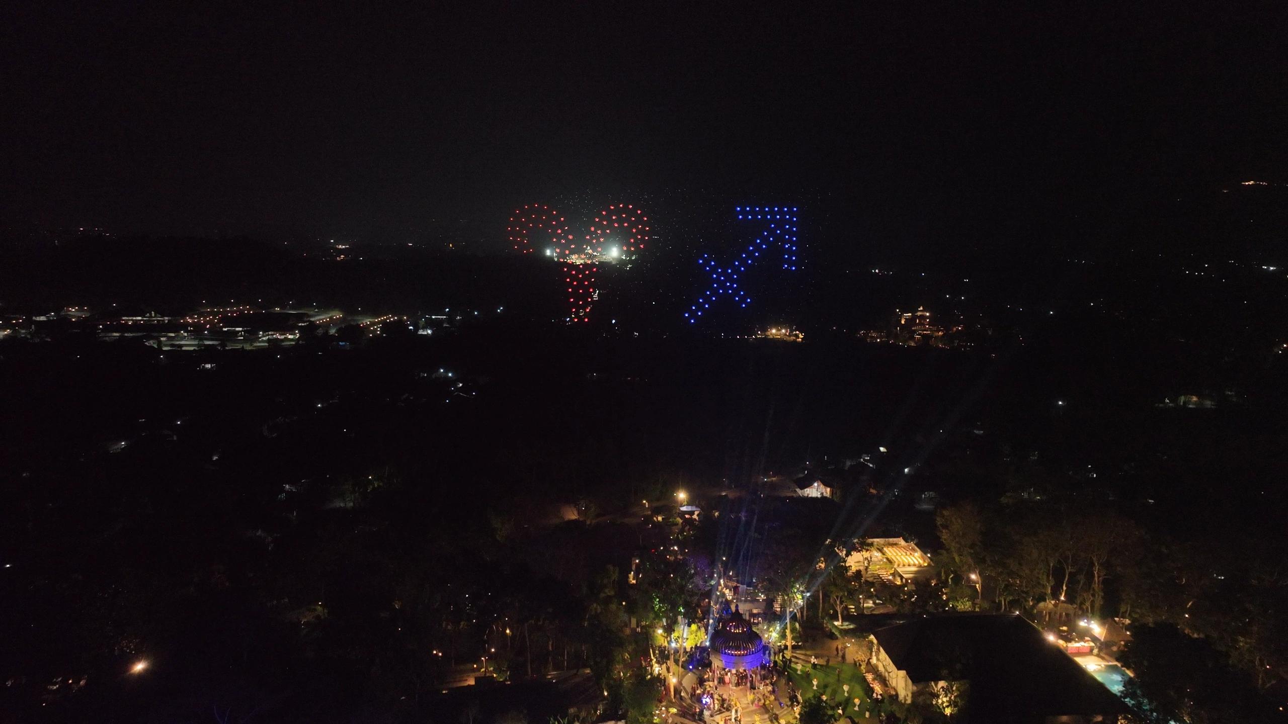 Dua simbol zodiak berwarna merah dan biru pada wedding Rahmani & Glen di Plataran Borobudur, Magelang.