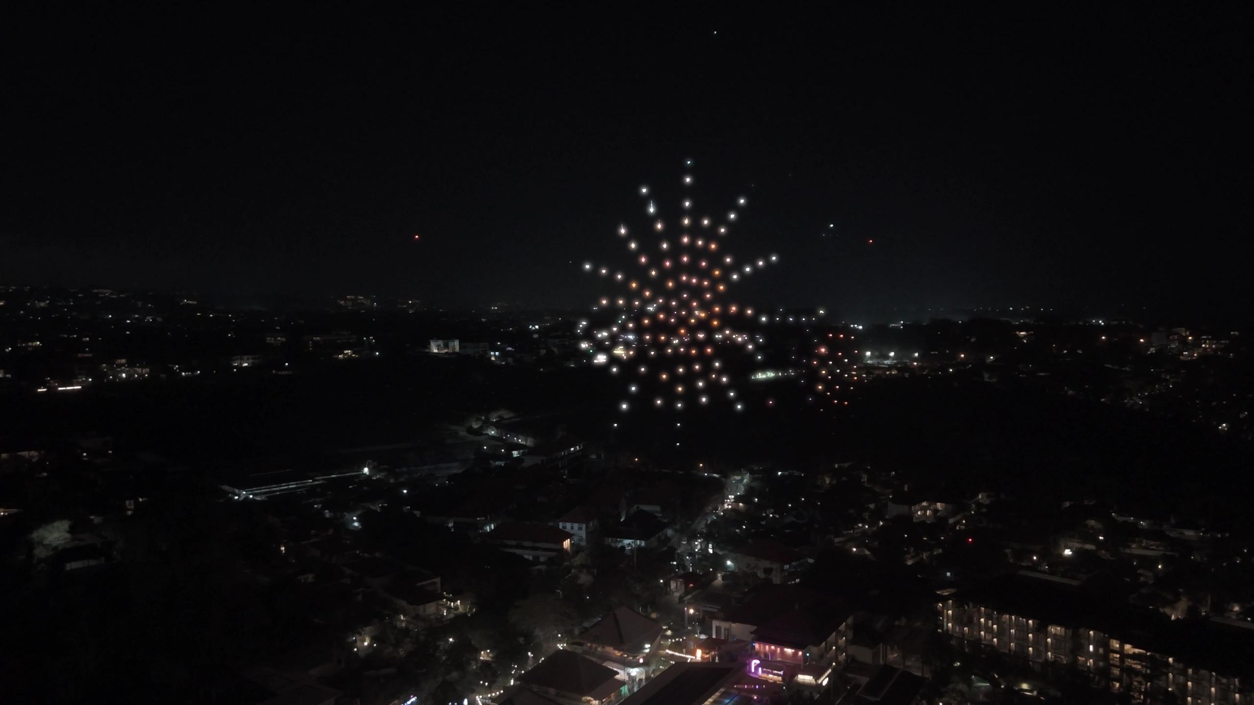 Formasi kembang api dari cahaya drone pada grand opening Suwarga Garden.