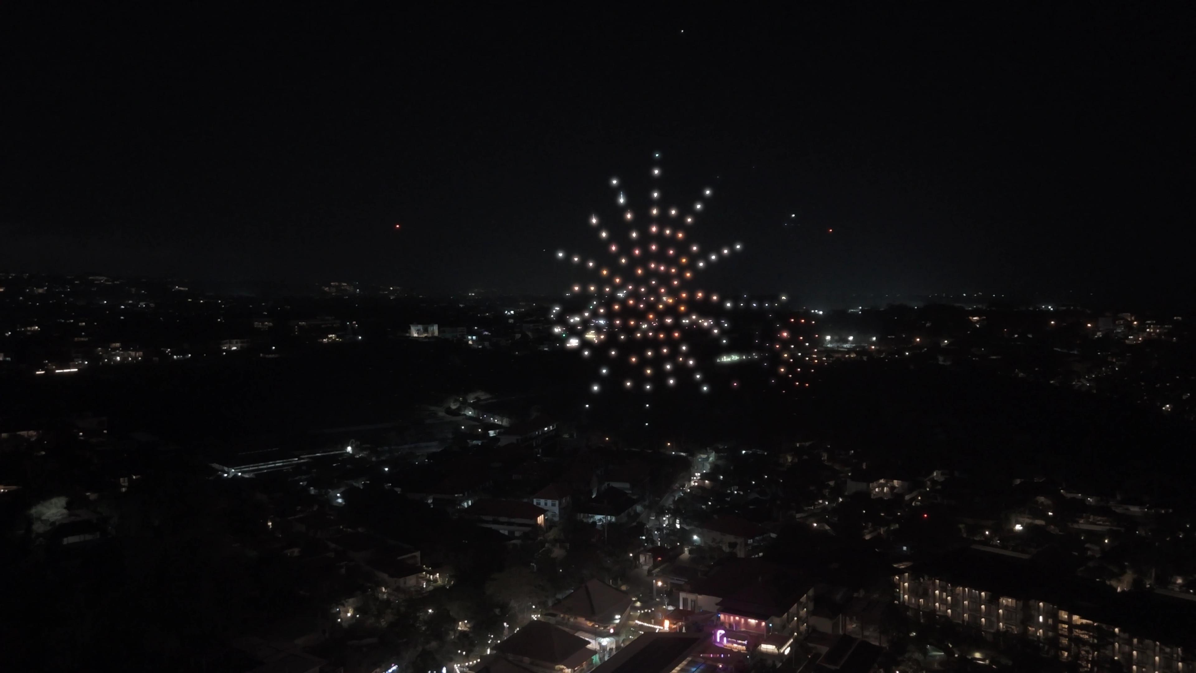 Formasi kembang api dari cahaya drone pada grand opening Suwarga Garden.