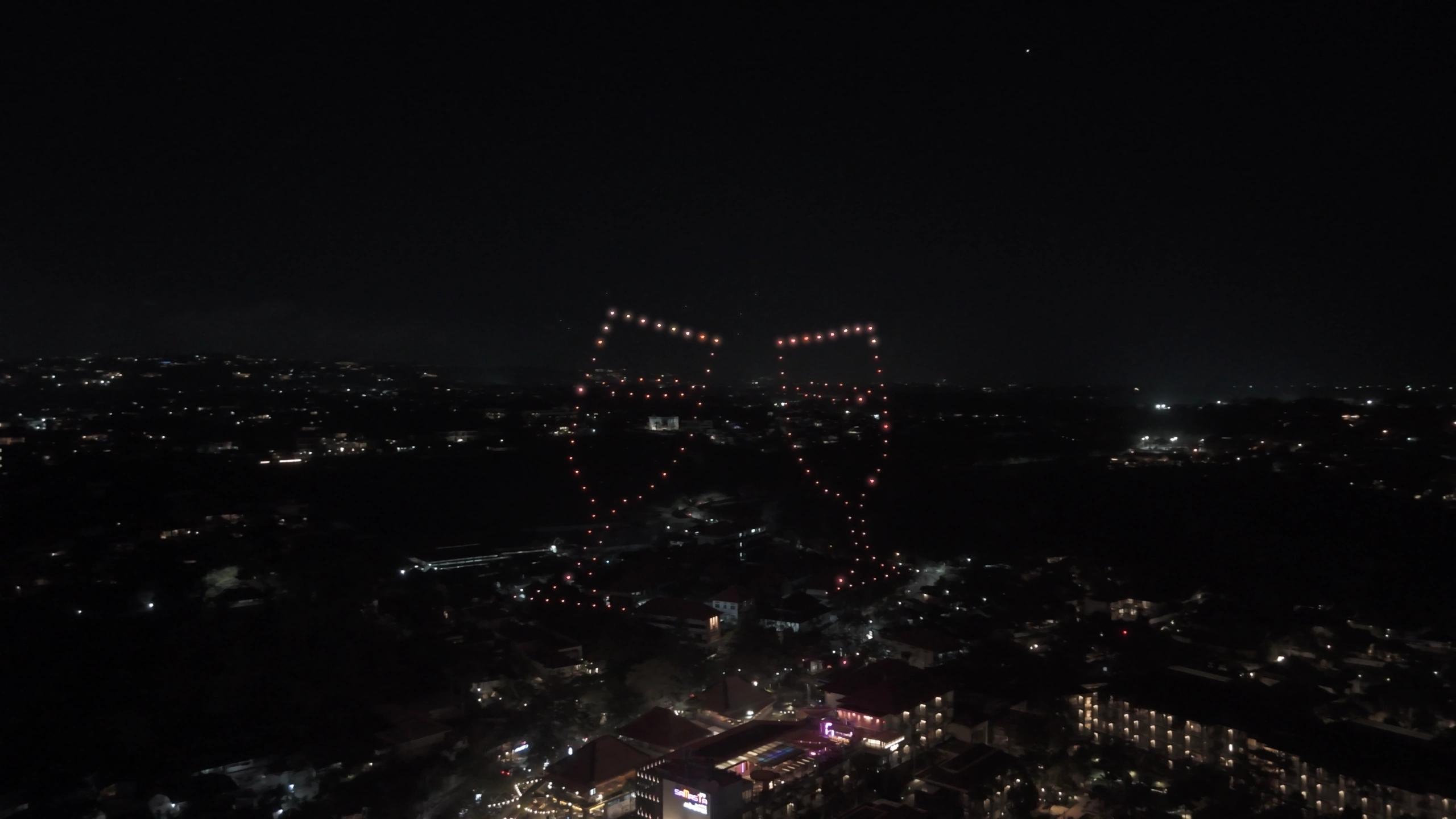 Dua gelas anggur dari cahaya drone di langit Jimbaran, Bali.