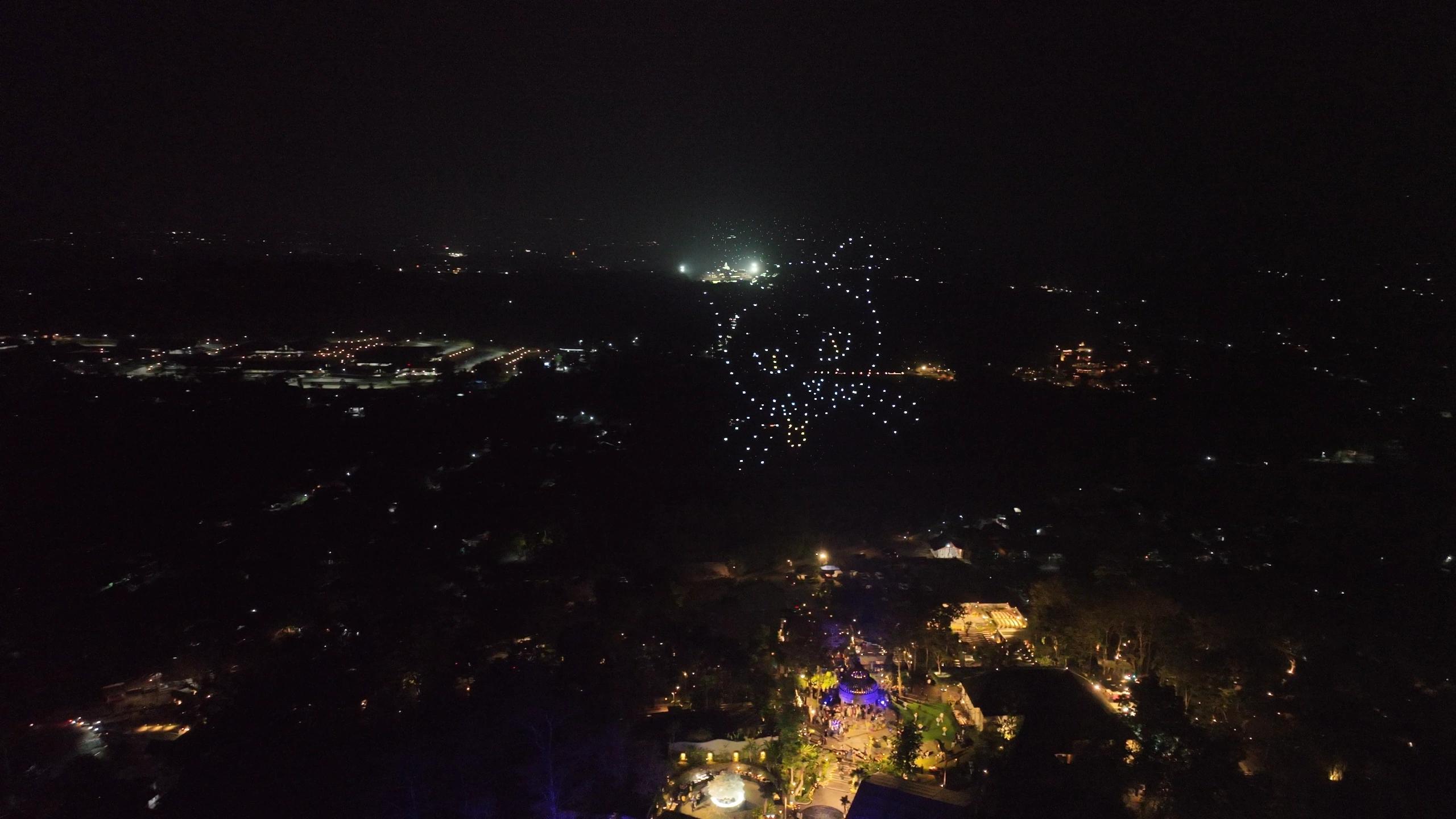 Wajah kucing pertama dengan telinga runcing dibentuk oleh cahaya drone putih.