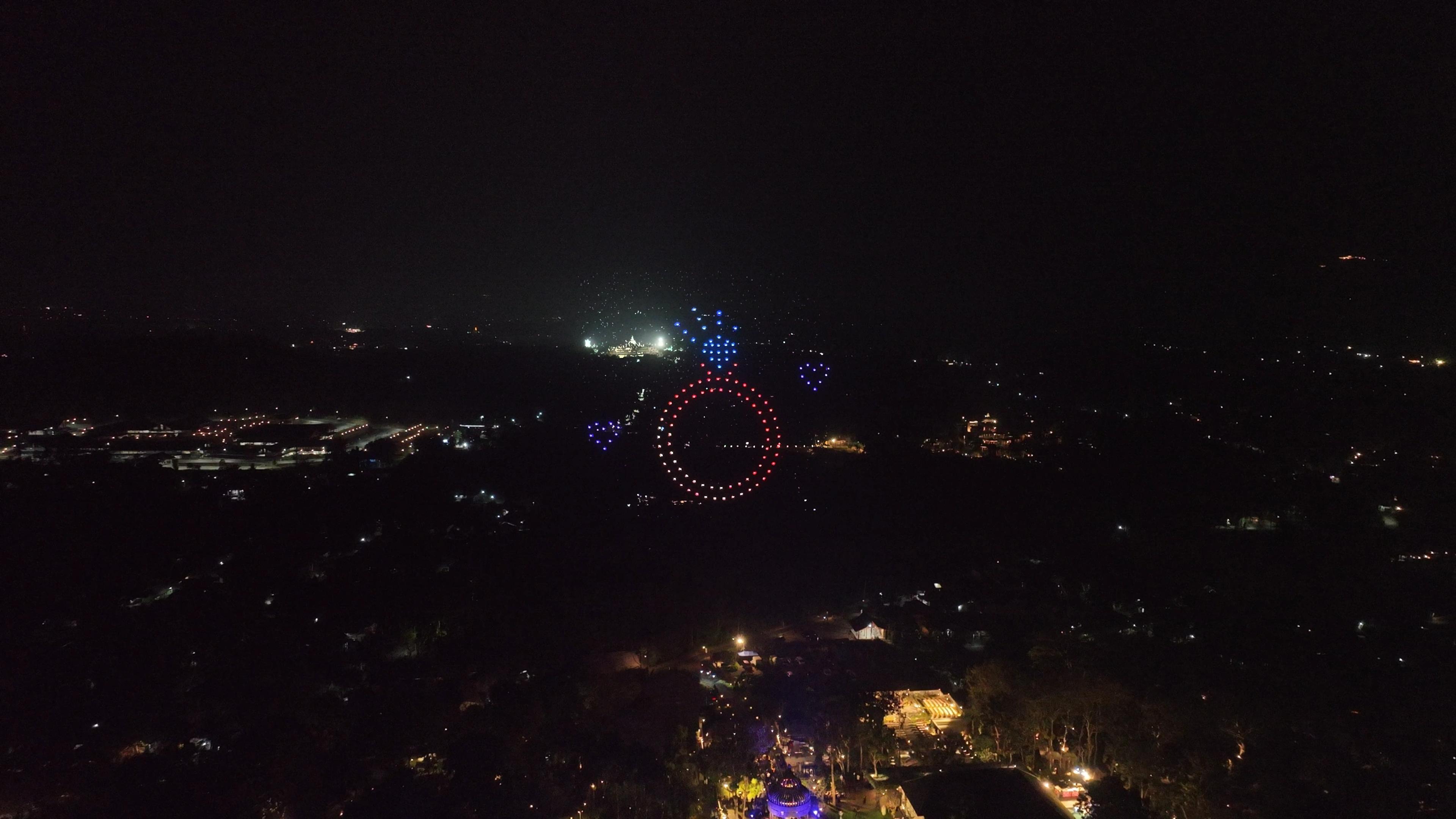 Formasi cincin bermata biru dengan dua hati kecil pada wedding Rahmani & Glen di Plataran Borobudur, Magelang.