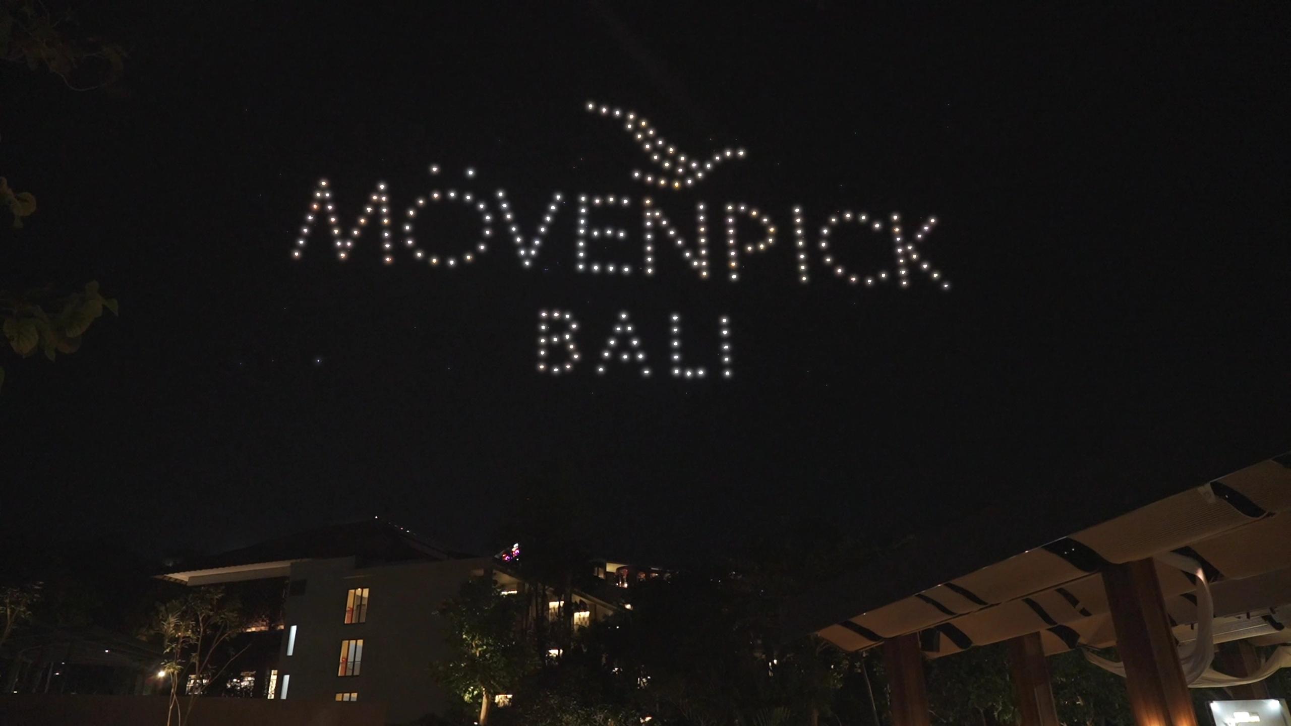 Tulisan Mövenpick Bali dari cahaya drone di atas atap resort.