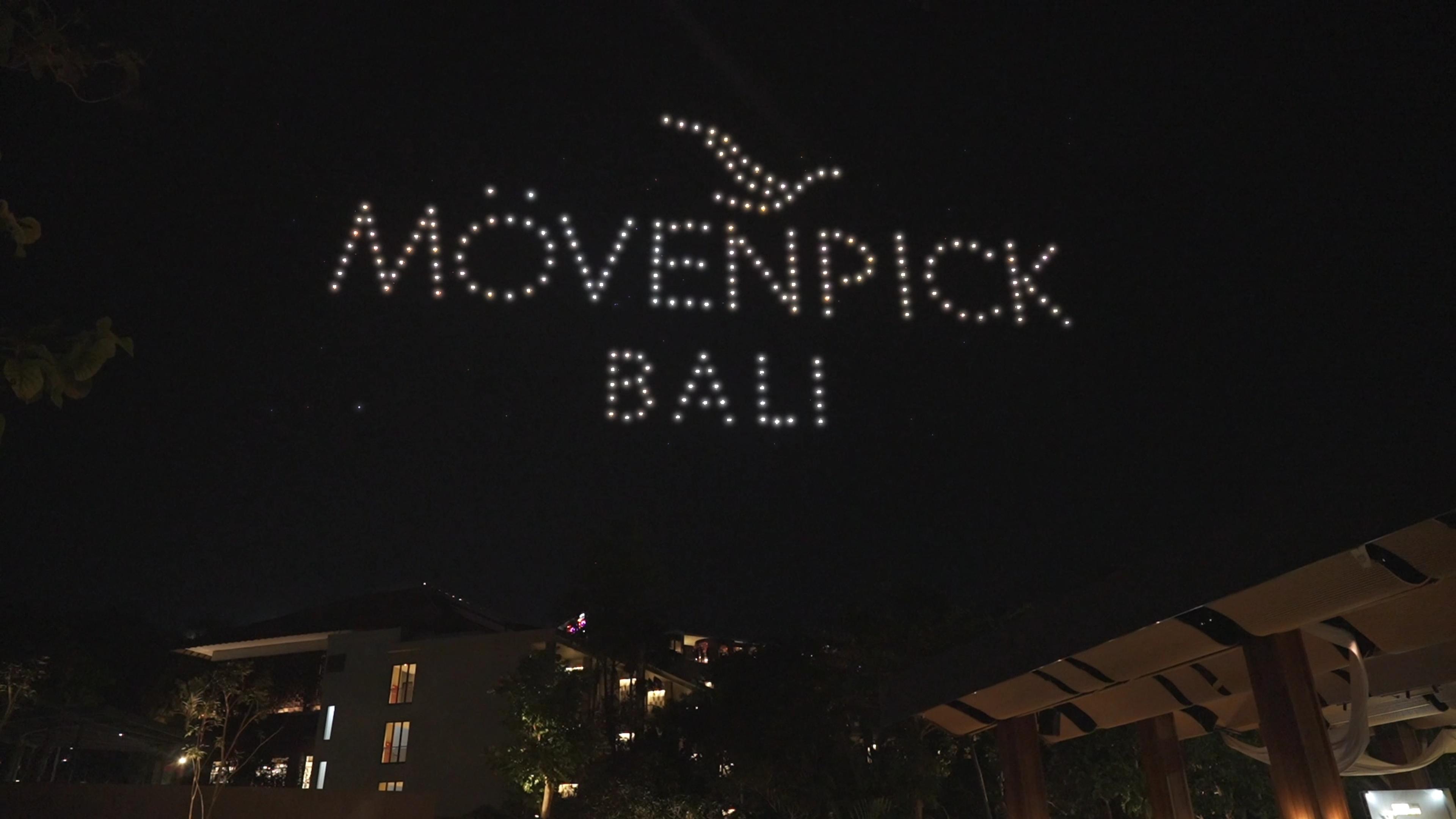 Tulisan Mövenpick Bali dari cahaya drone di atas atap resort.