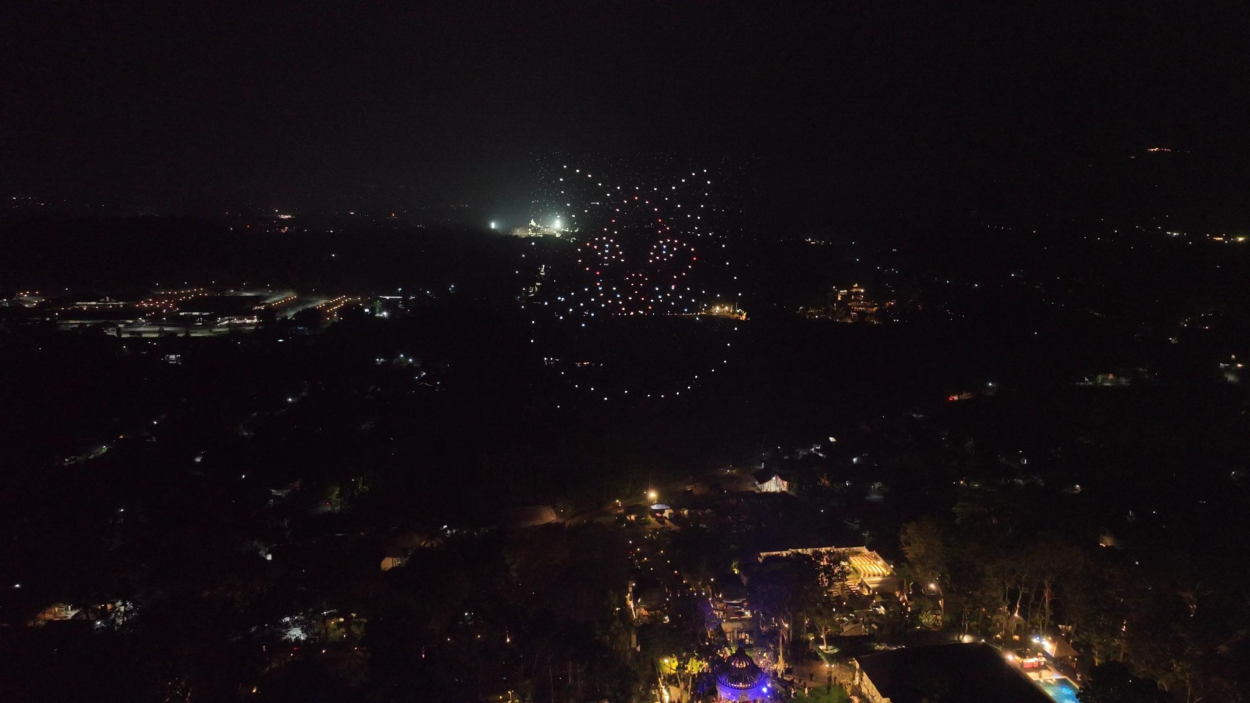 Wajah kucing ketiga dari cahaya drone beraksen jingga dan putih, dilihat dari udara.